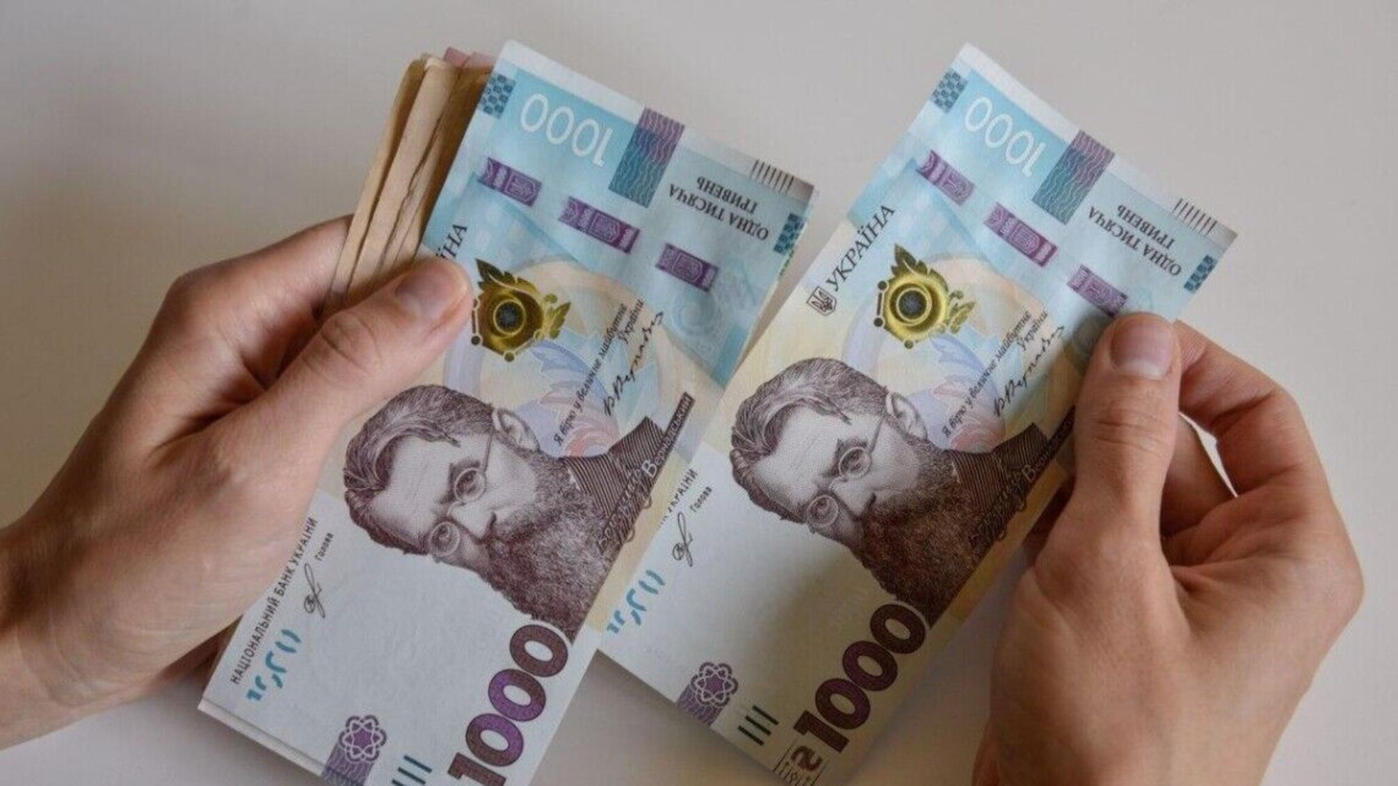 Сколько реально получают украинцы сейчас: рекорды и аутсайдеры по зарплате