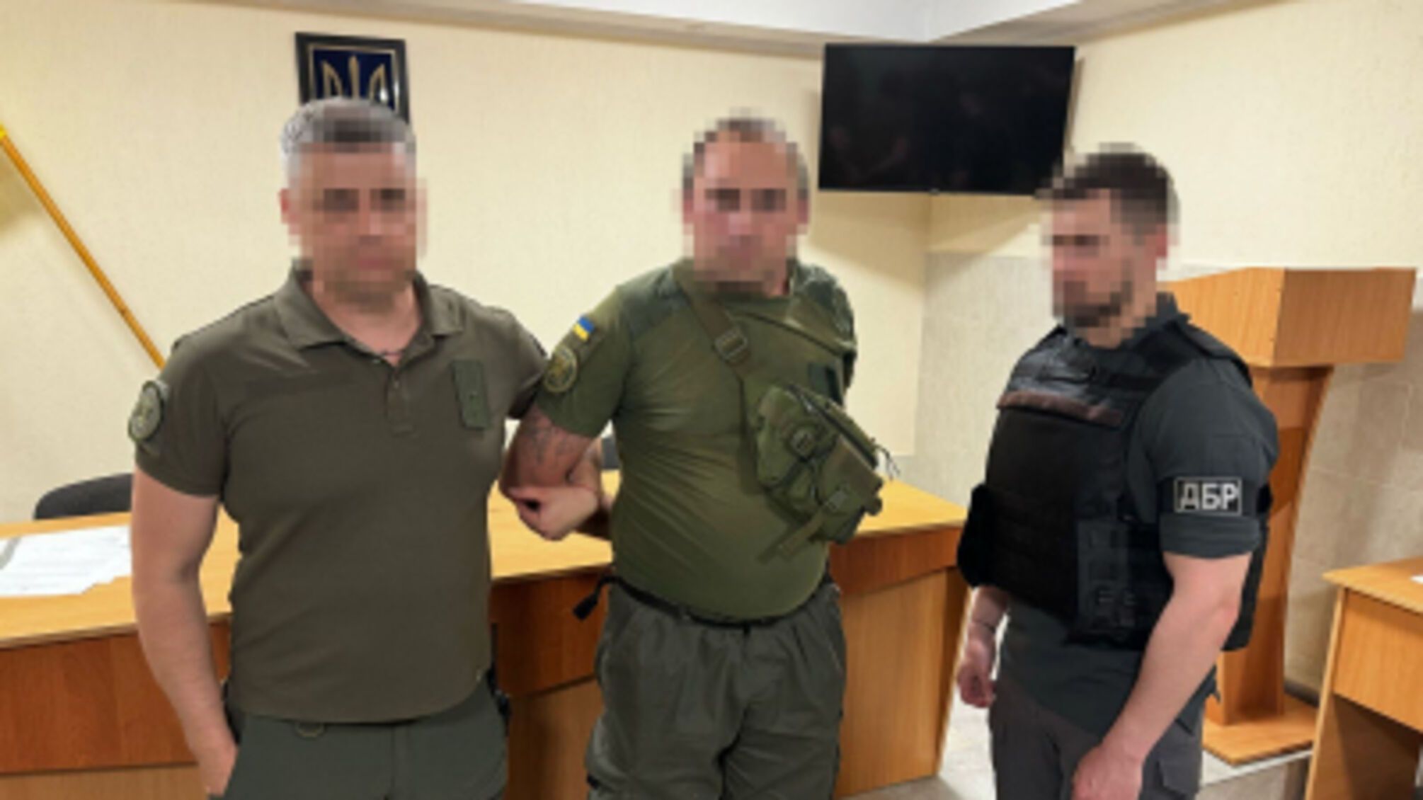 'Бизнес' в колонии: инспектор за деньги носил заключённым телефоны и наркотики