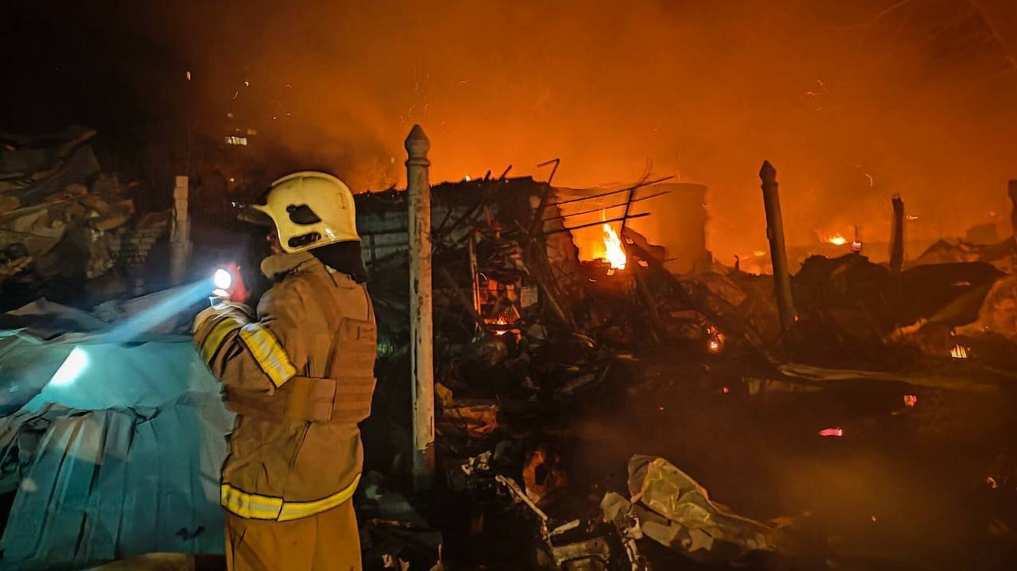 Ракетний удар по житловому сектору Миколаєва: масштабна пожежа та поранені