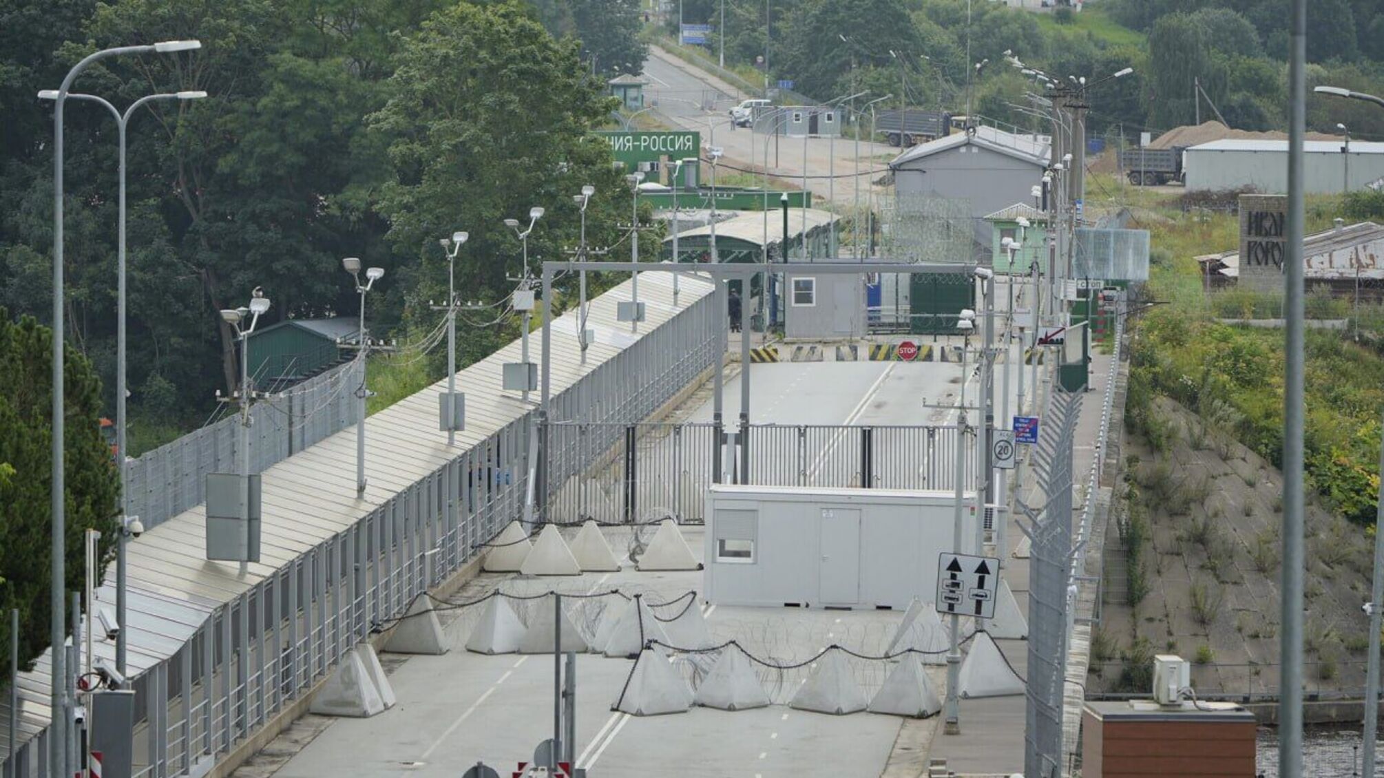 Эстонские пограничники перекрыли движение через мост Дружбы для автотранспорта