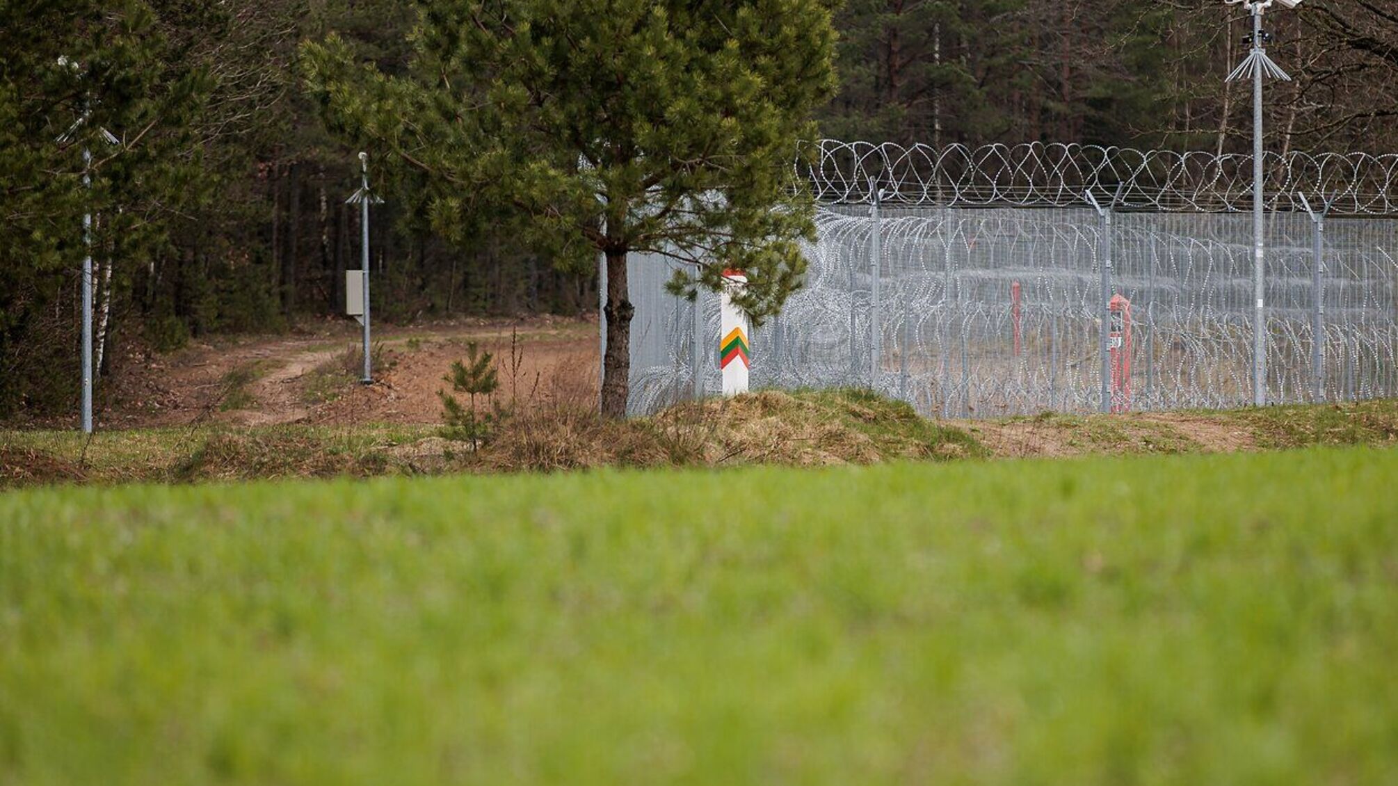'Зубы дракона' на границе: Литва перекрывает дороги на границе с рф и Беларусью
