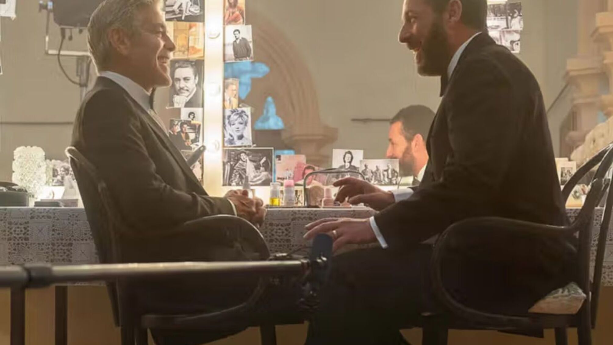 Netflix представил первые кадры нового фильма Ноа Баумбака с Джорджем Клуни и Адамом Сэндлером