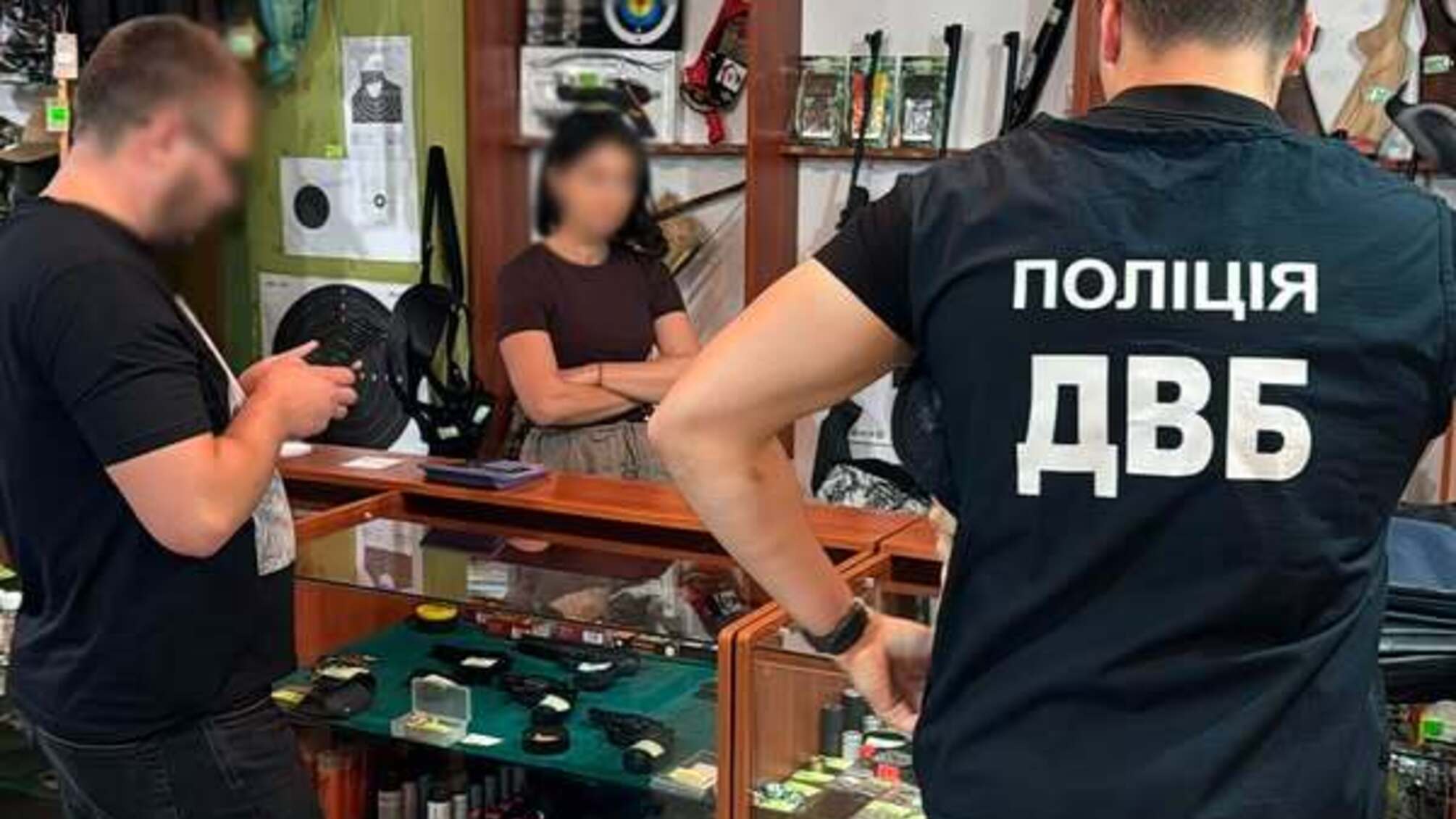 500 долларов - и ты с 'легальным' оружием: как бизнесвумен из Ивано-Франковска торговала разрешениями