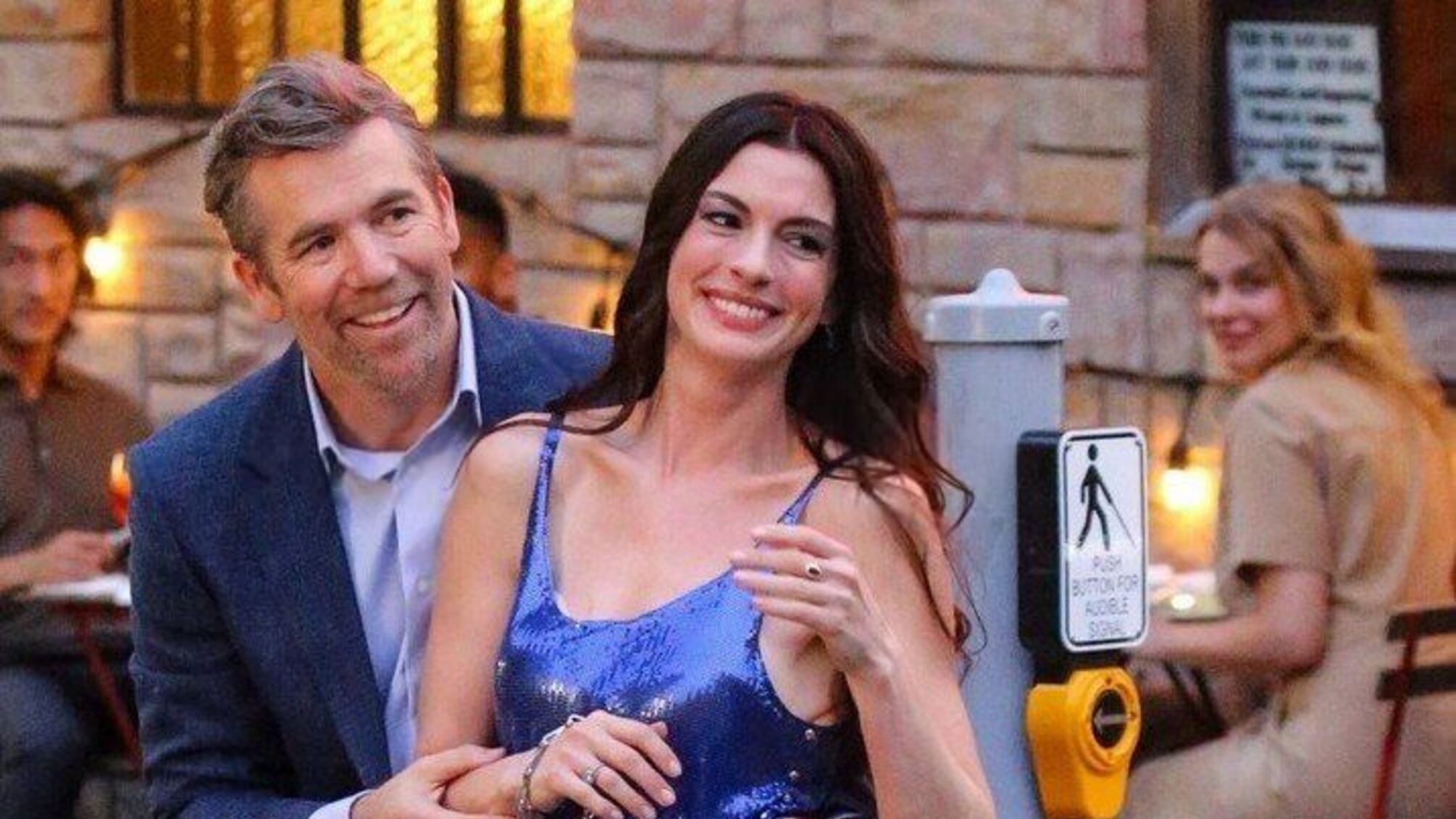 З'явилися нові кадри Енн Хетевей зі зйомок сиквела «Диявол носить Prada» з її коханим