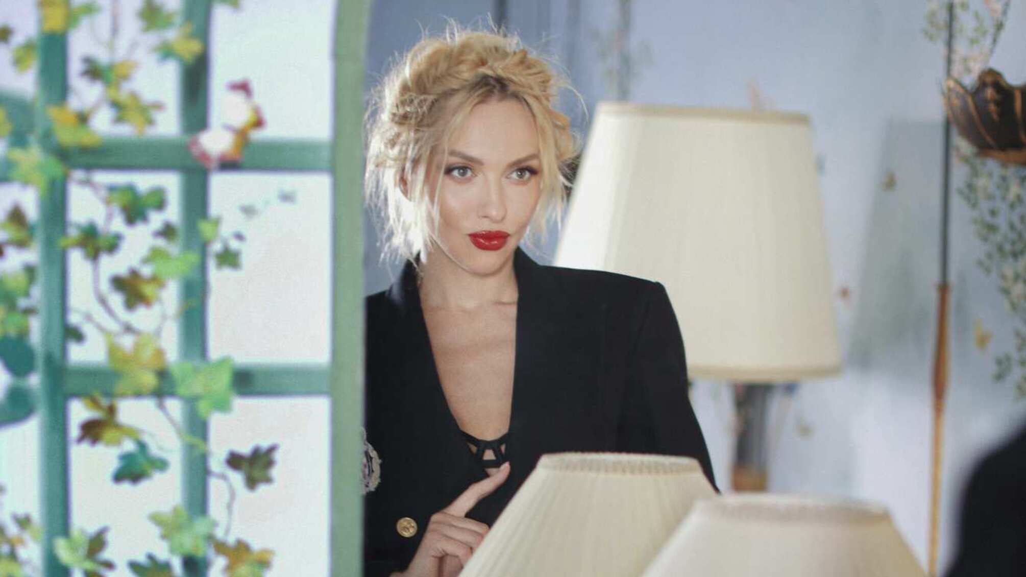 Оля Полякова представила дерзкий трек Украла из нового альбома