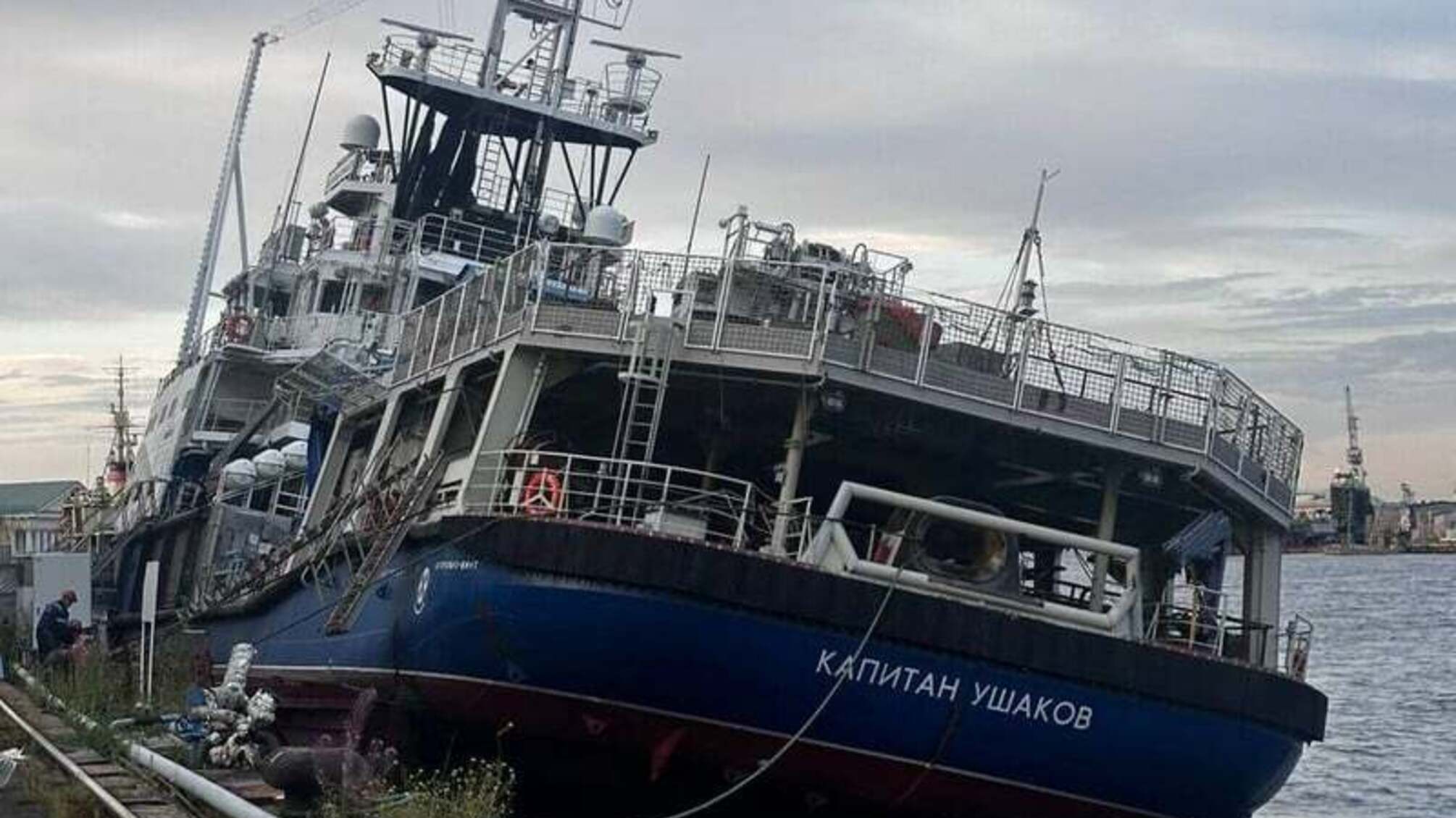 Буксир 'Капитан Ушаков' пошел под воду у Балтийского завода в Петербурге