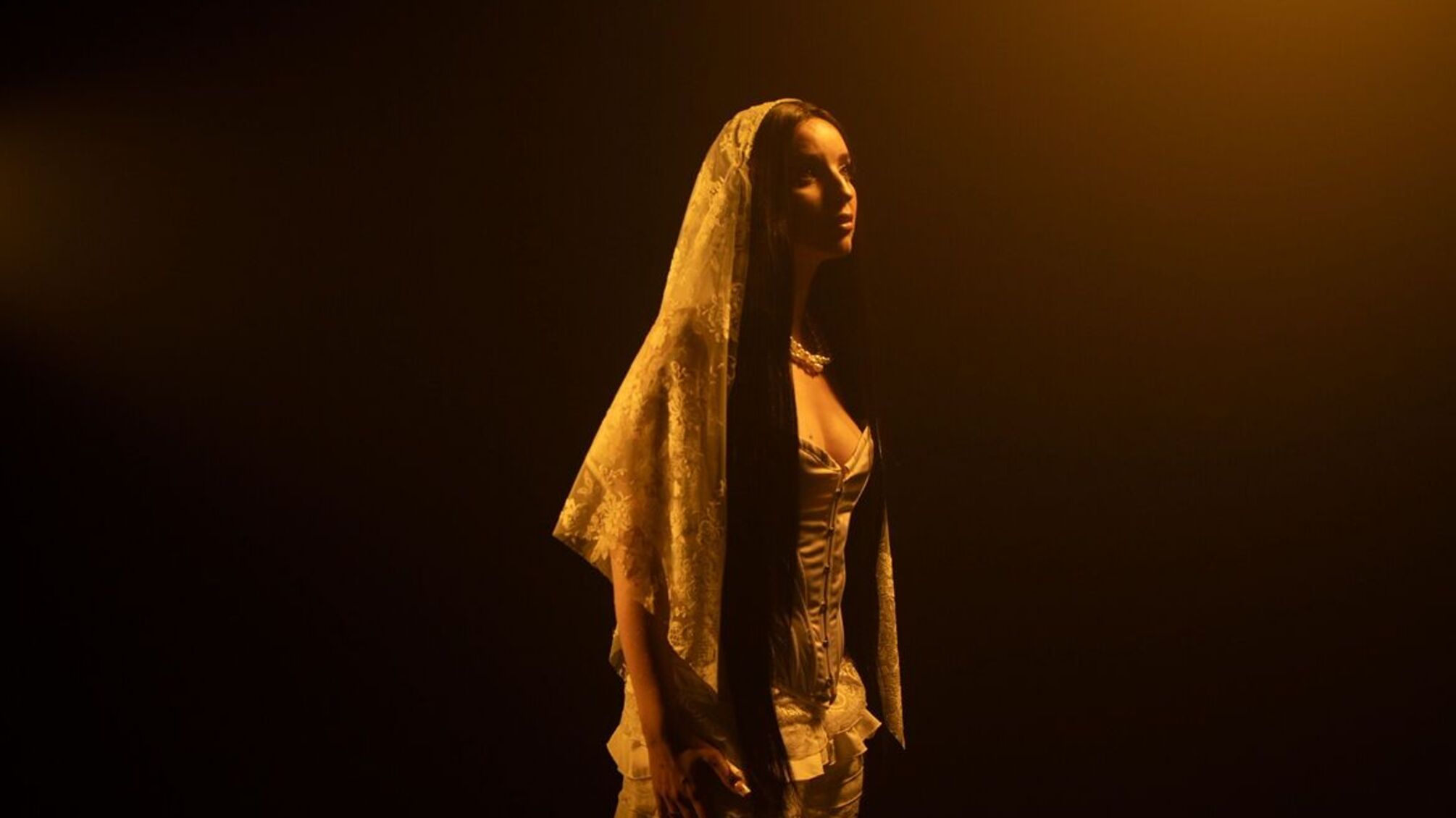 Dema представила вторую сольную песню «Не беги» об отдаленности в отношениях