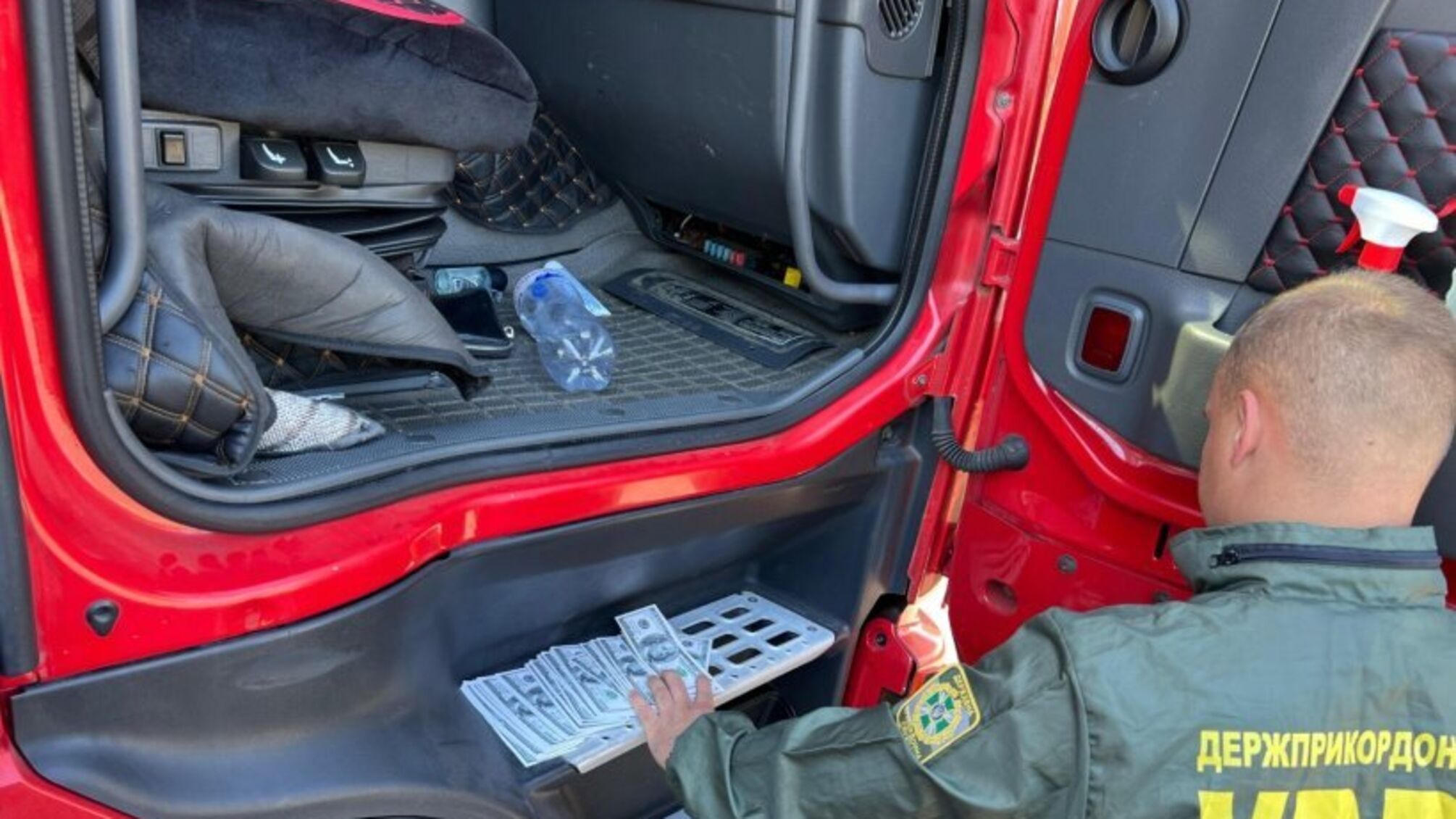 13 тисяч доларів за незаконний виїзд: як на Одещині викрили 'живий товар' у вантажівці