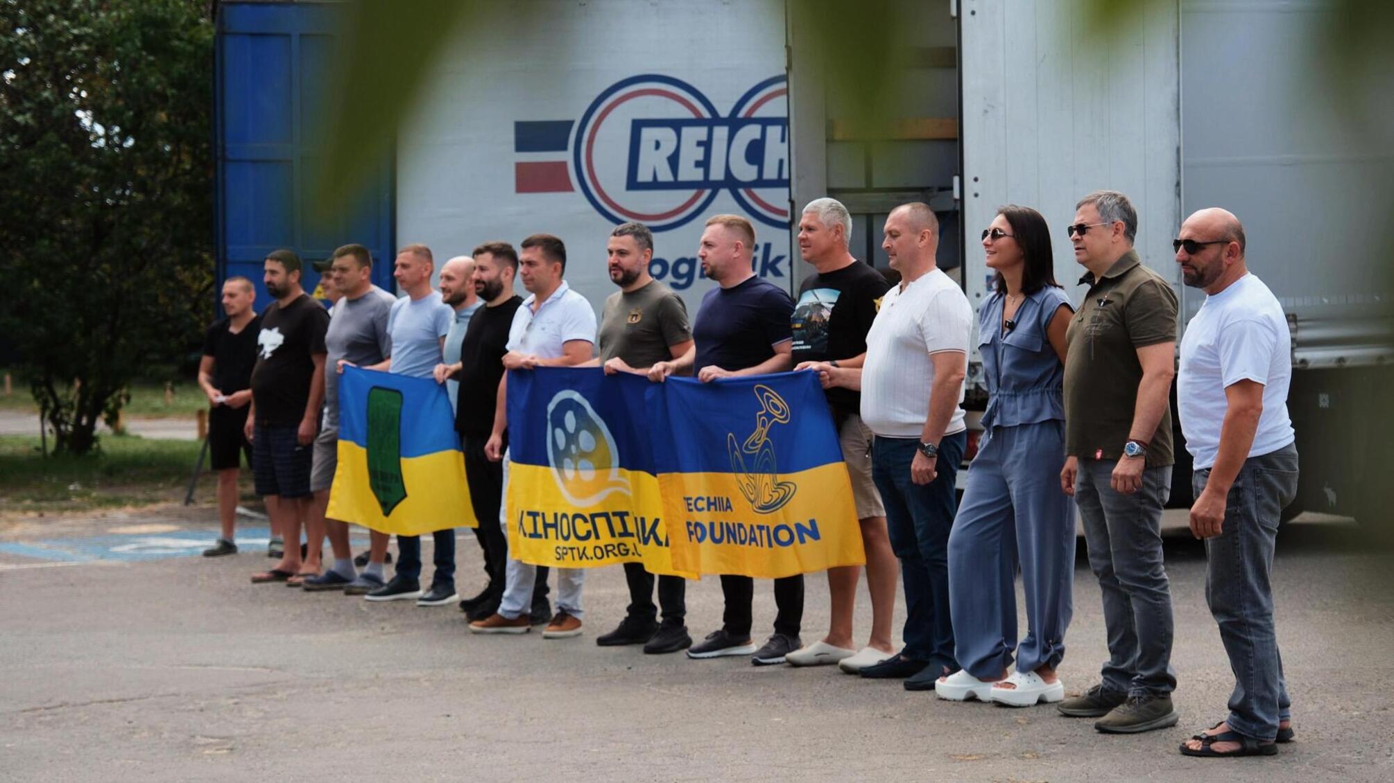 Антидронові сітки для ЗСУ: волонтери передали п’ять фур допомоги на фронт