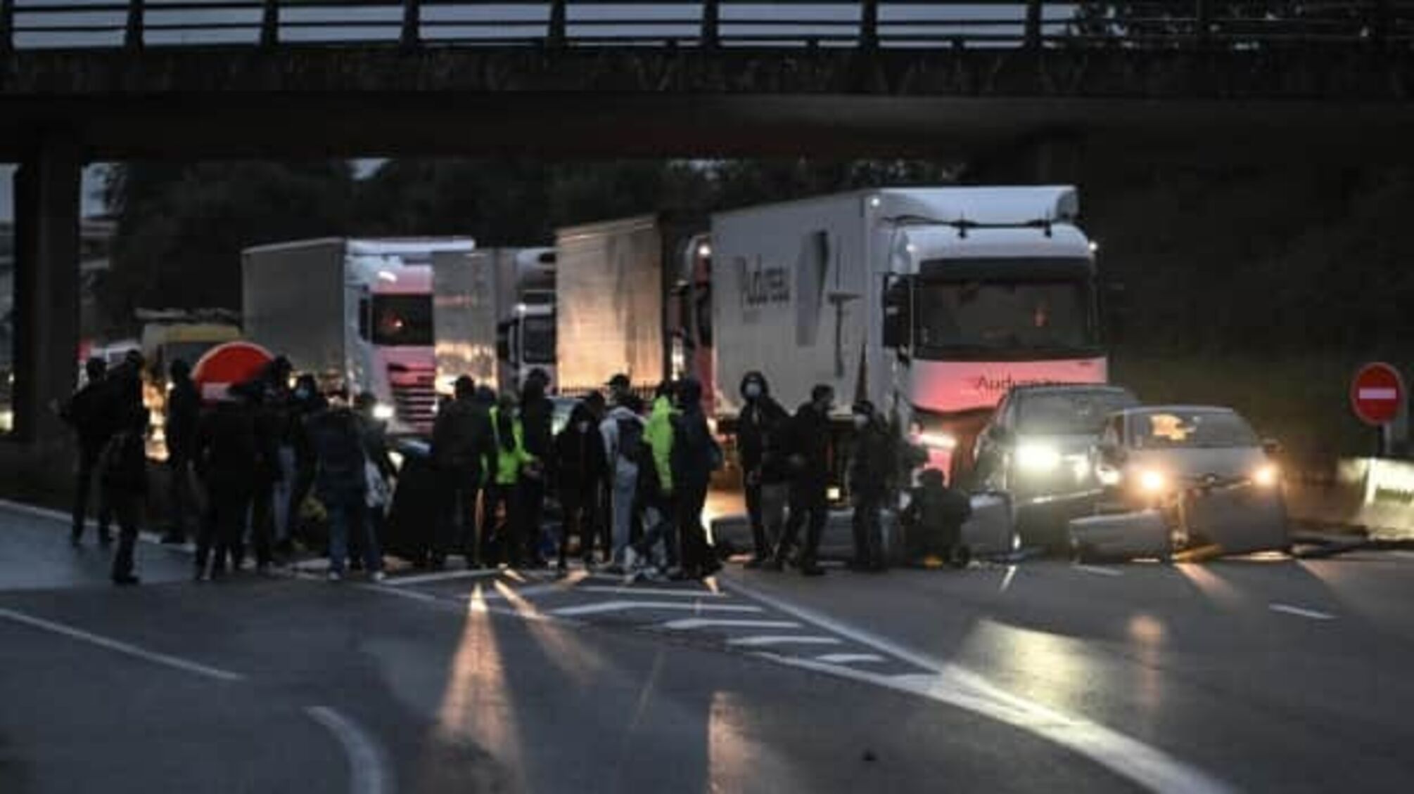 Массовые протесты охватили Францию: баррикады, блокады и стычки с полицией