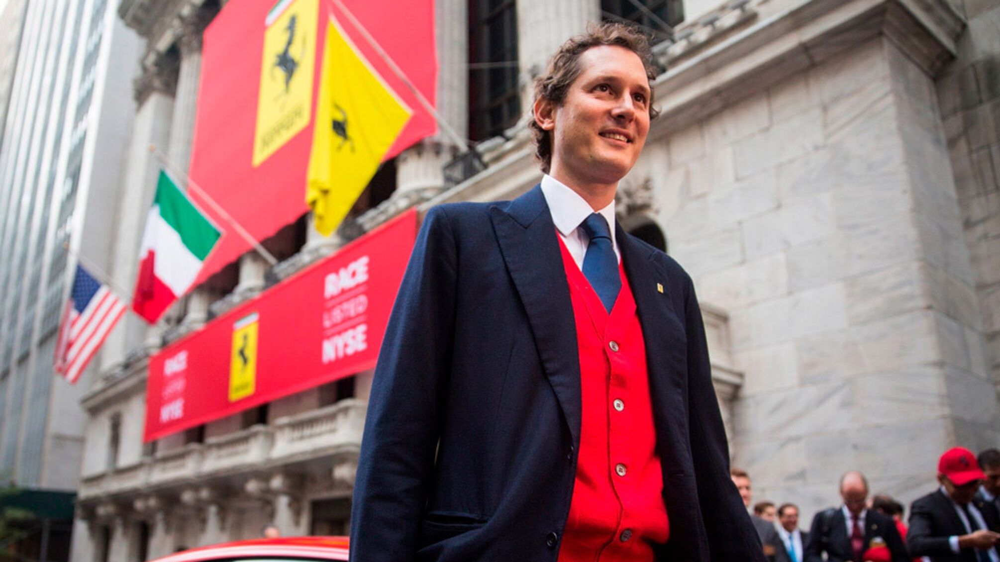 Руководитель Ferrari Джон Элканн будет год работать дворником из-за неуплаты налогов