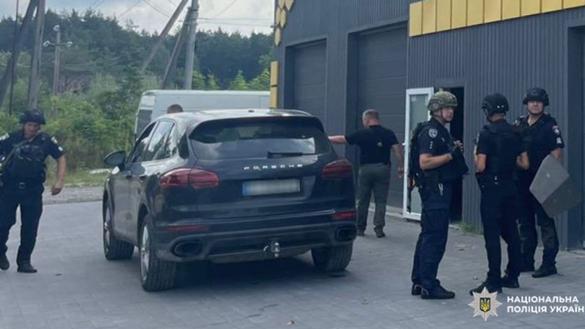 Полиция работает на месте кровавого происшествия в офисе автосервиса в Подрясном