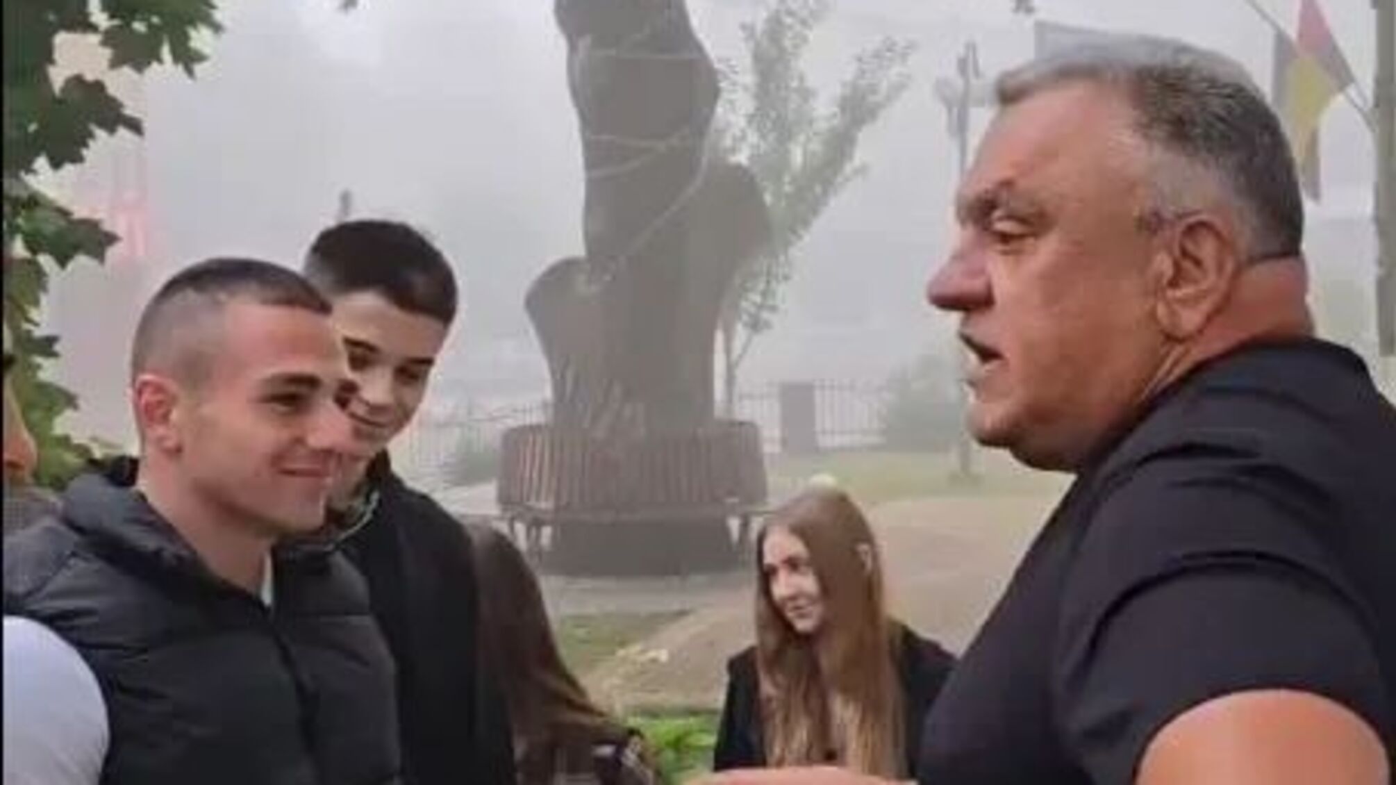 На Франківщині директор ліцею пожартував, змусивши учнів одягнути шорти