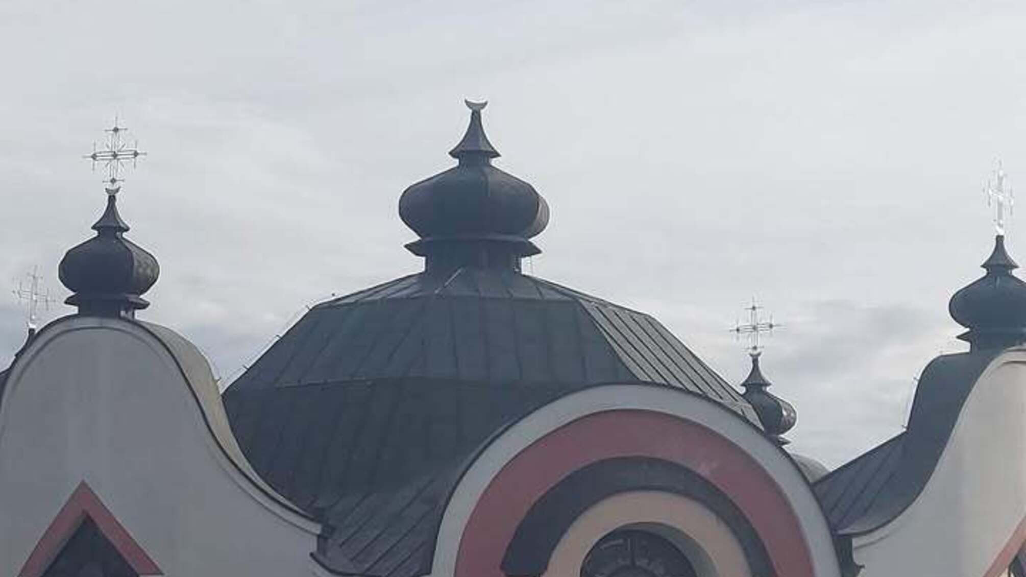 В Польше повредили украинскую церковь: срезали крест с купола, Киев требует реакции