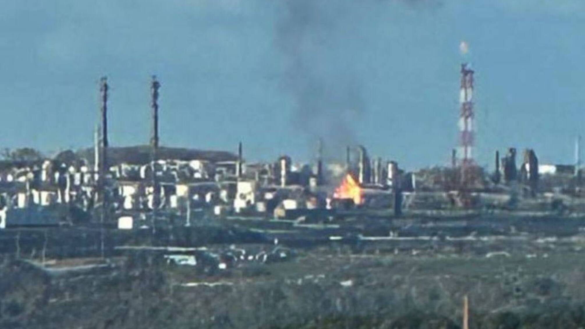 Дроны ГУР атаковали нефтеперерабатывающий завод в Уфе: масштабный пожар на расстоянии 1400 км от Украины