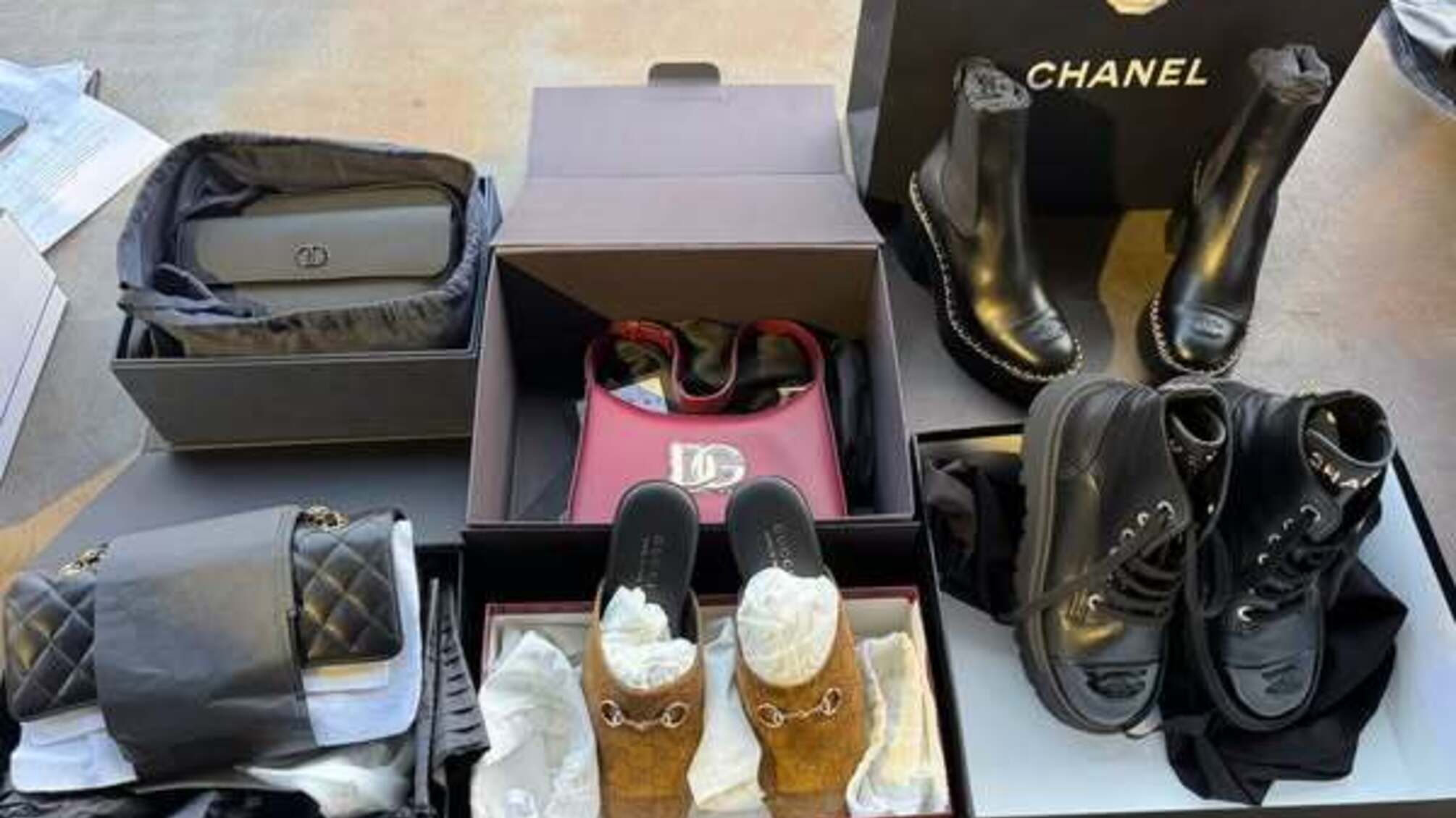 Дорогие бренды под арестом: в Закарпатье таможенники изъяли элитные сумки и обувь