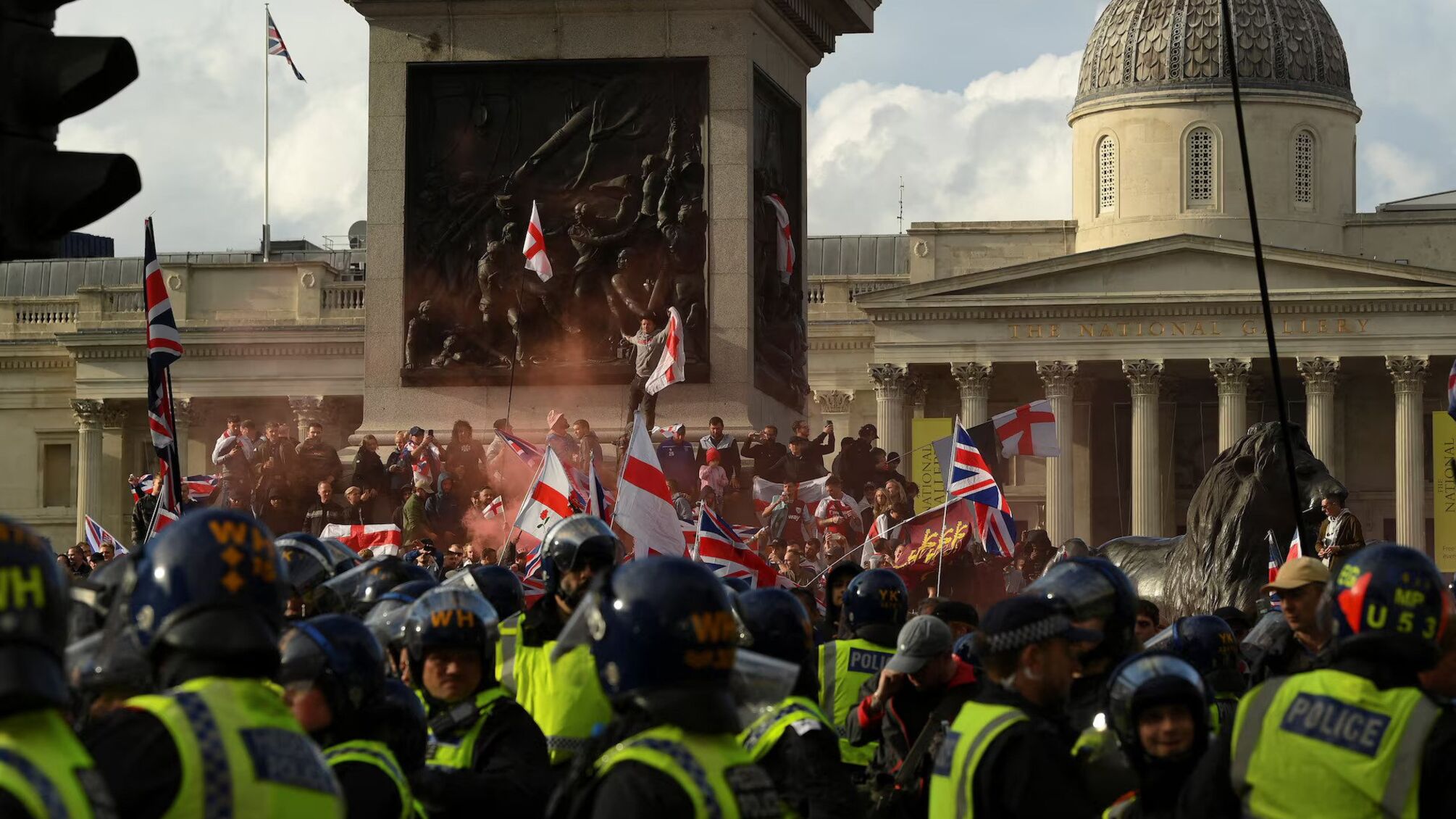 В Лондоне более 100 тысяч вышли на антииммигрантский марш: полиция отчитывается о столкновениях и раненых