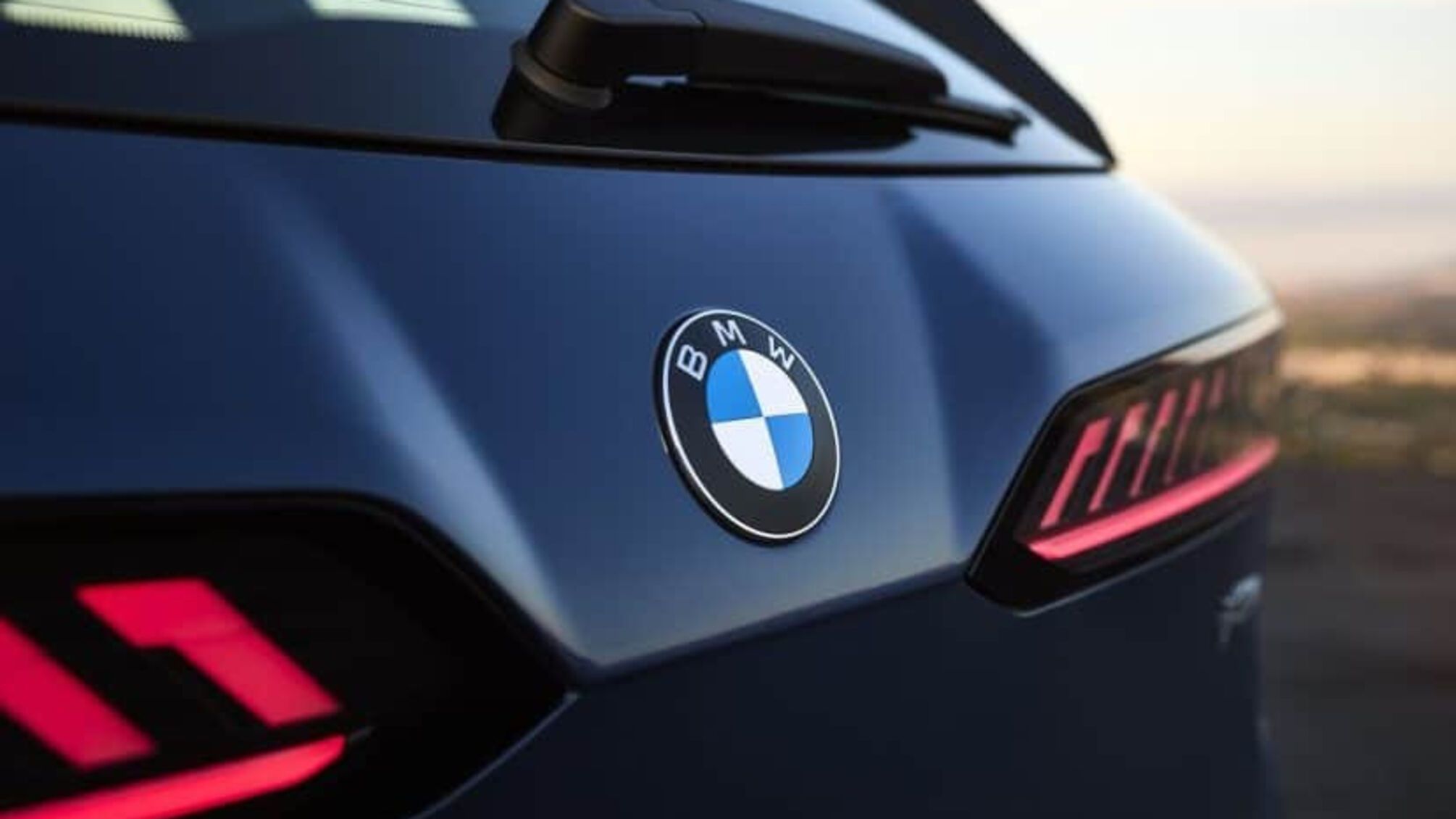 BMW представила обновленный логотип вместе с электрокроссовером iX3