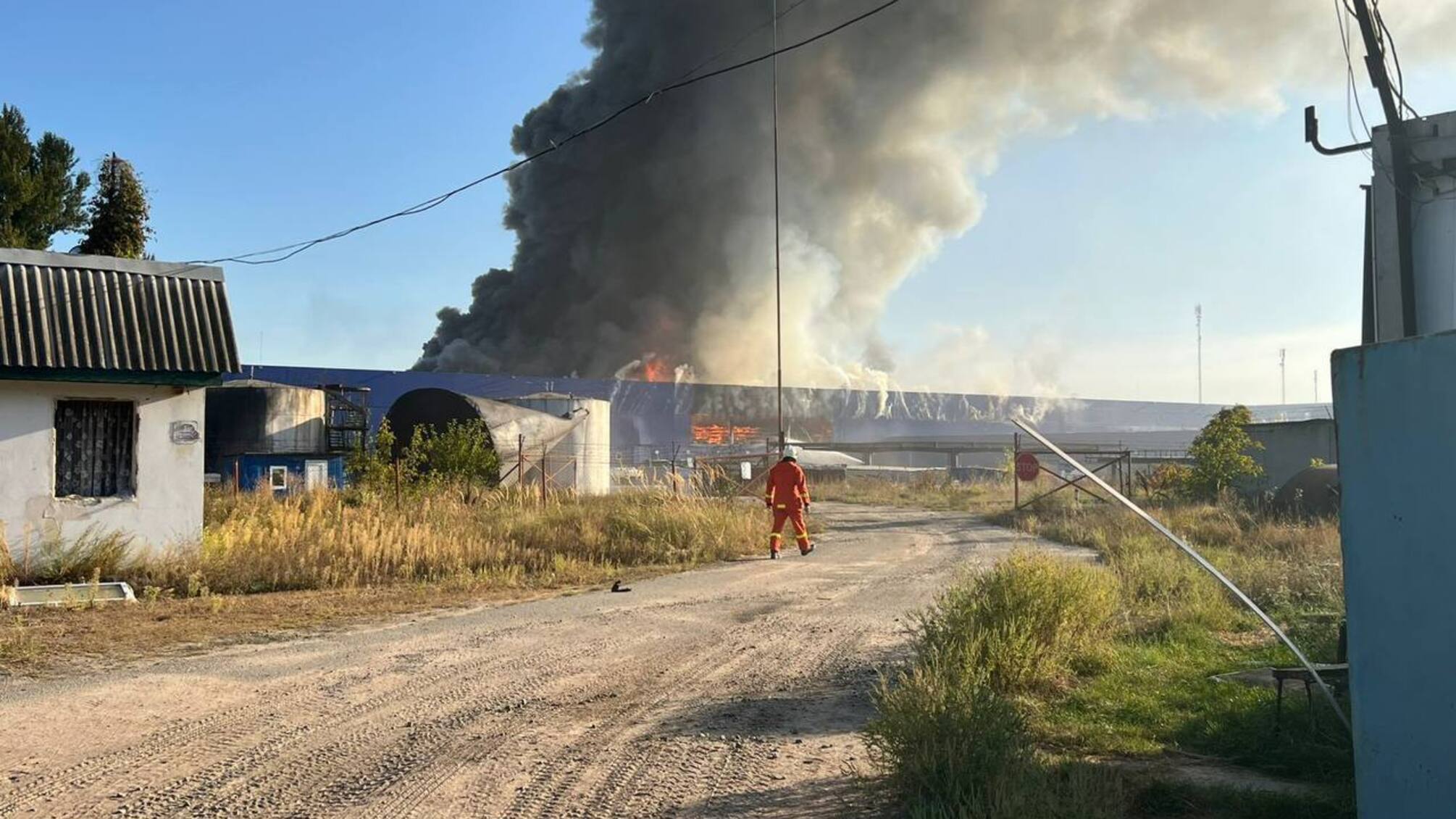 Пожар под Киевом: 'шахед' попал в логистический центр 'Эпицентра' возле Василькова (видео)