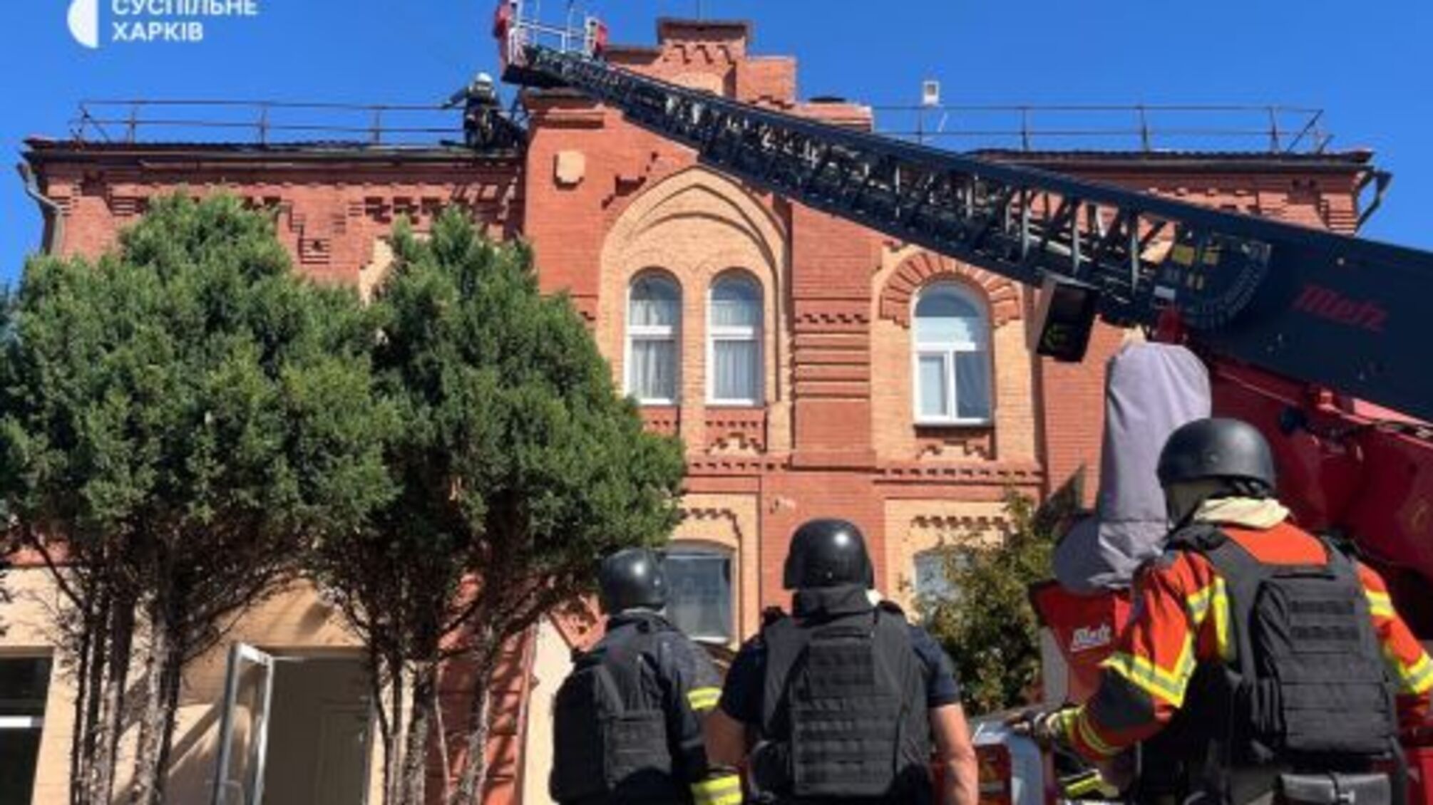 Пожар и разрушение после удара Шахеда по университету в Харькове