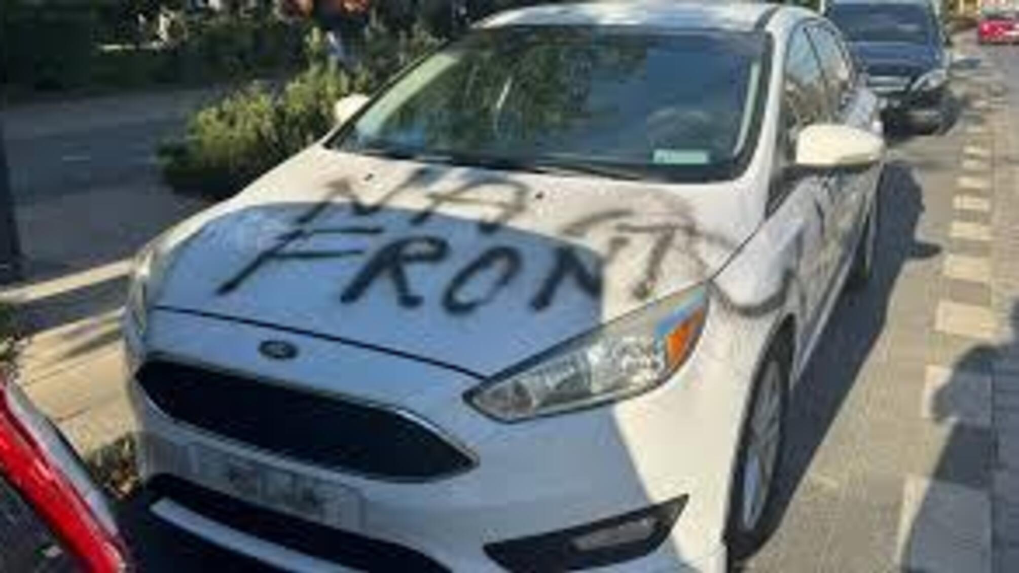 Во Вроцлаве неизвестные повредили авто украинки, оставив надпись 'На фронт'