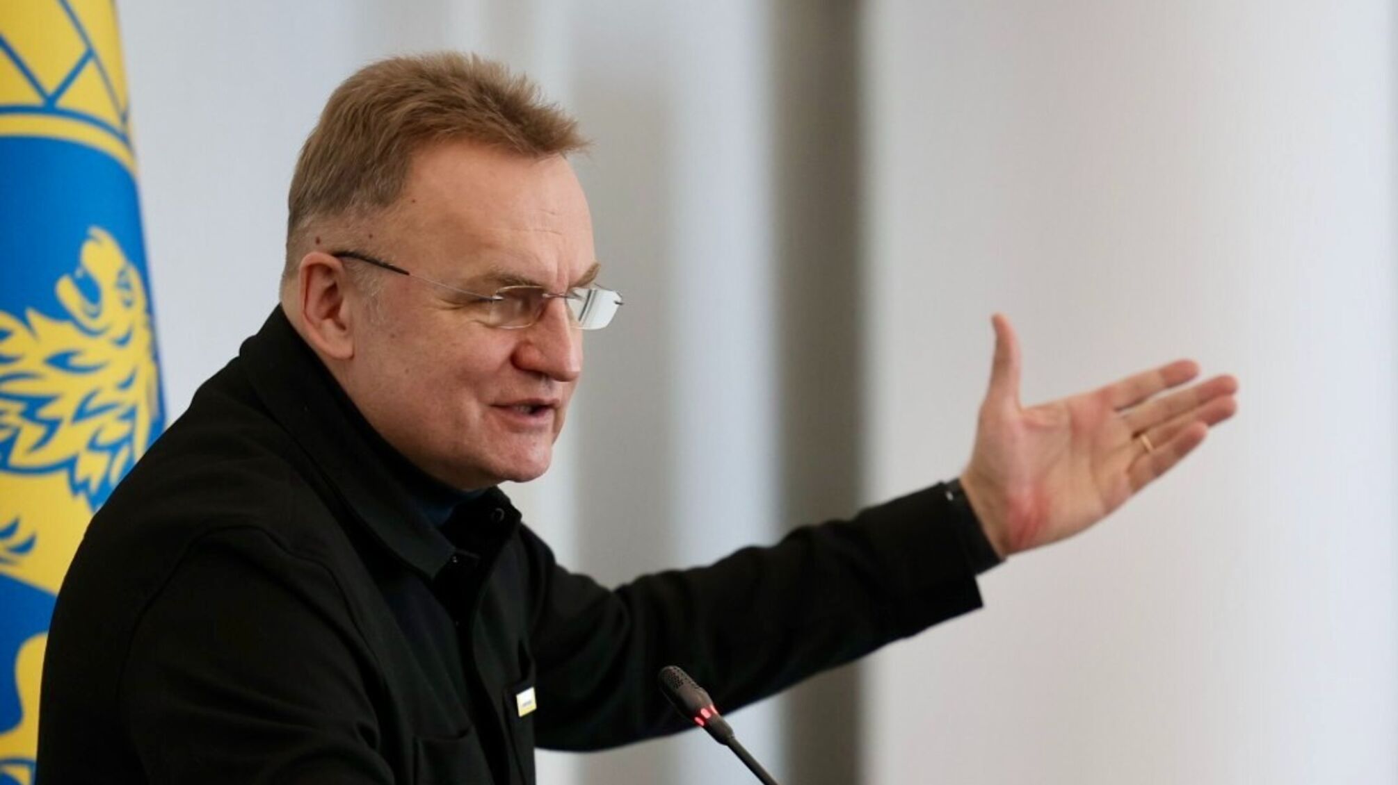 Міський голова Львова Садовий показав шпигунський гаджет, знайдений на його робочому столі