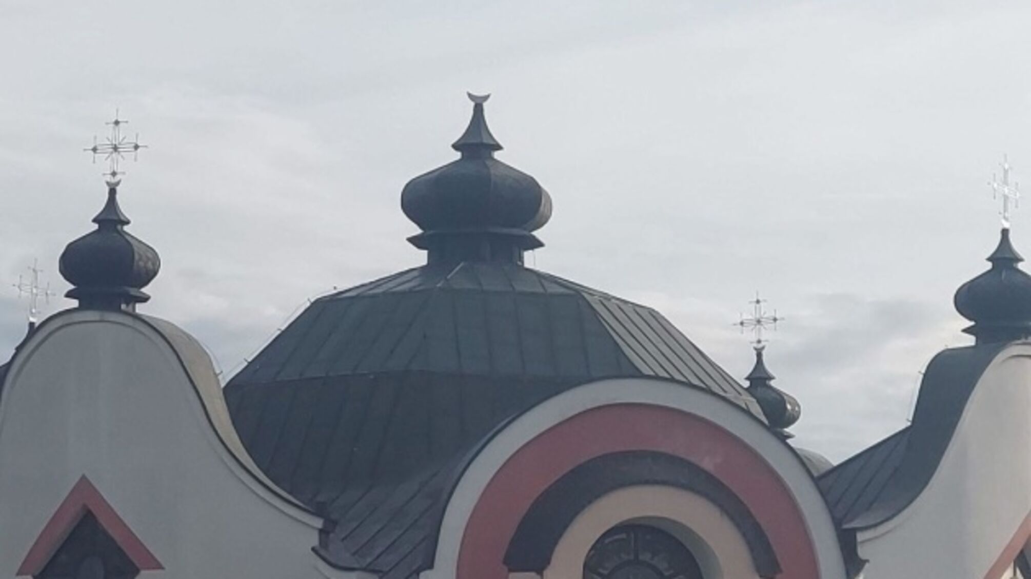 В Польше задержан мужчину за срезанный крест из украинской церкви