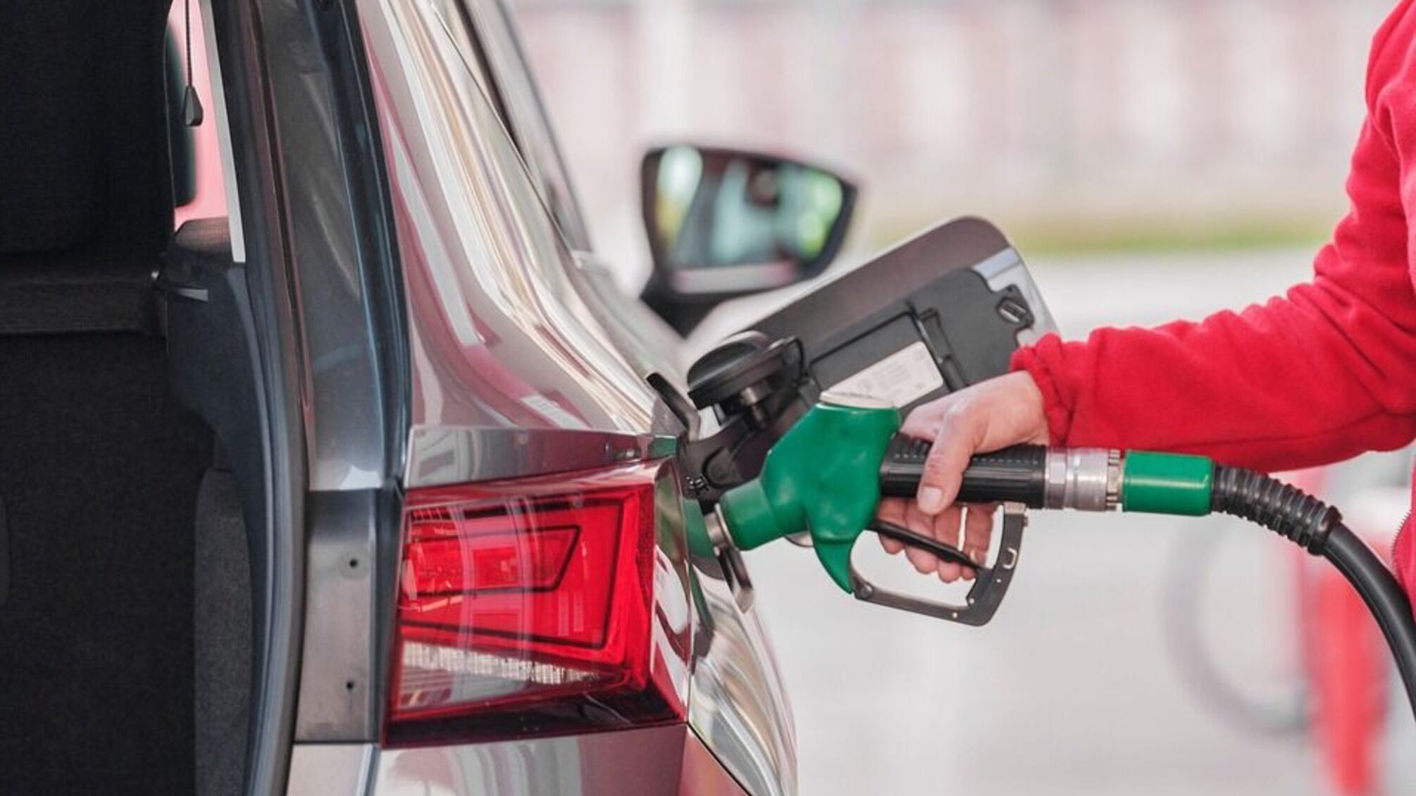 Сколько обойдется бензин и дизель в октябре: эксперты о рисках роста цен