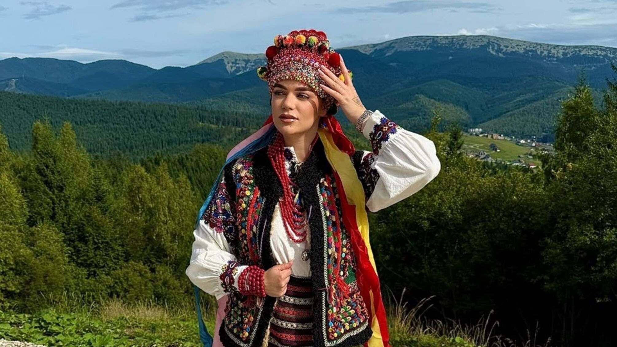 Яскравий кептар і вінок із квітів: Галина Денисюк популяризує гуцульські традиції