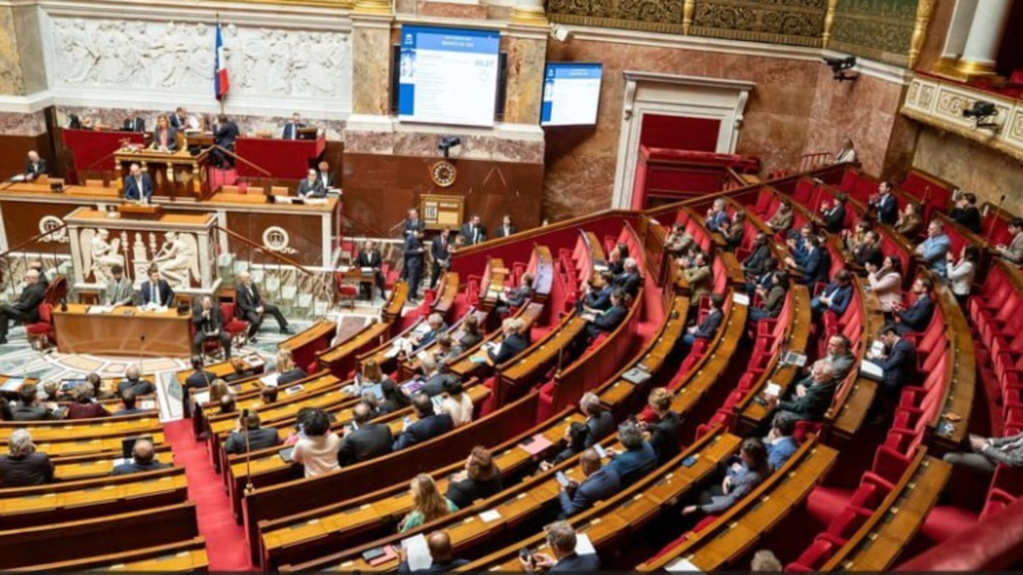 'Позор в парламенте': француз прислал презервативы депутатам