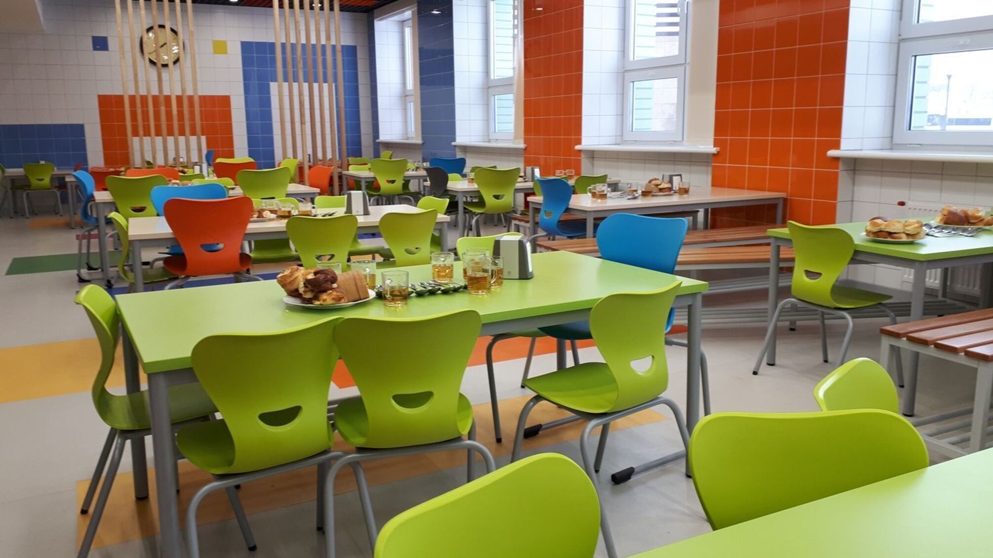 'Гречка з відер і чужих тарілок': у Миколаєві батьки учнів поскаржилися на роботу їдальні