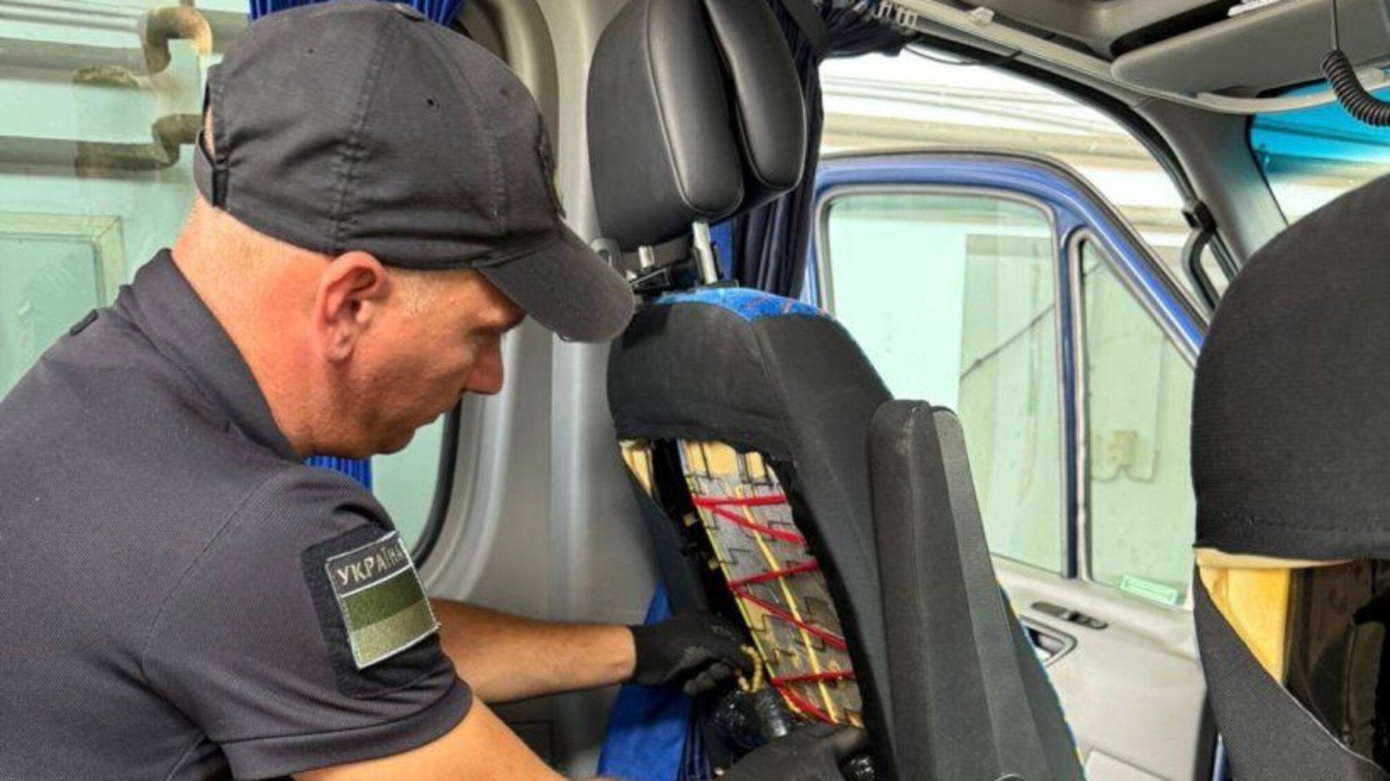 'Сонячний камінь' на пів мільйона: на Львівщині викрили хитру схему перевезення бурштину