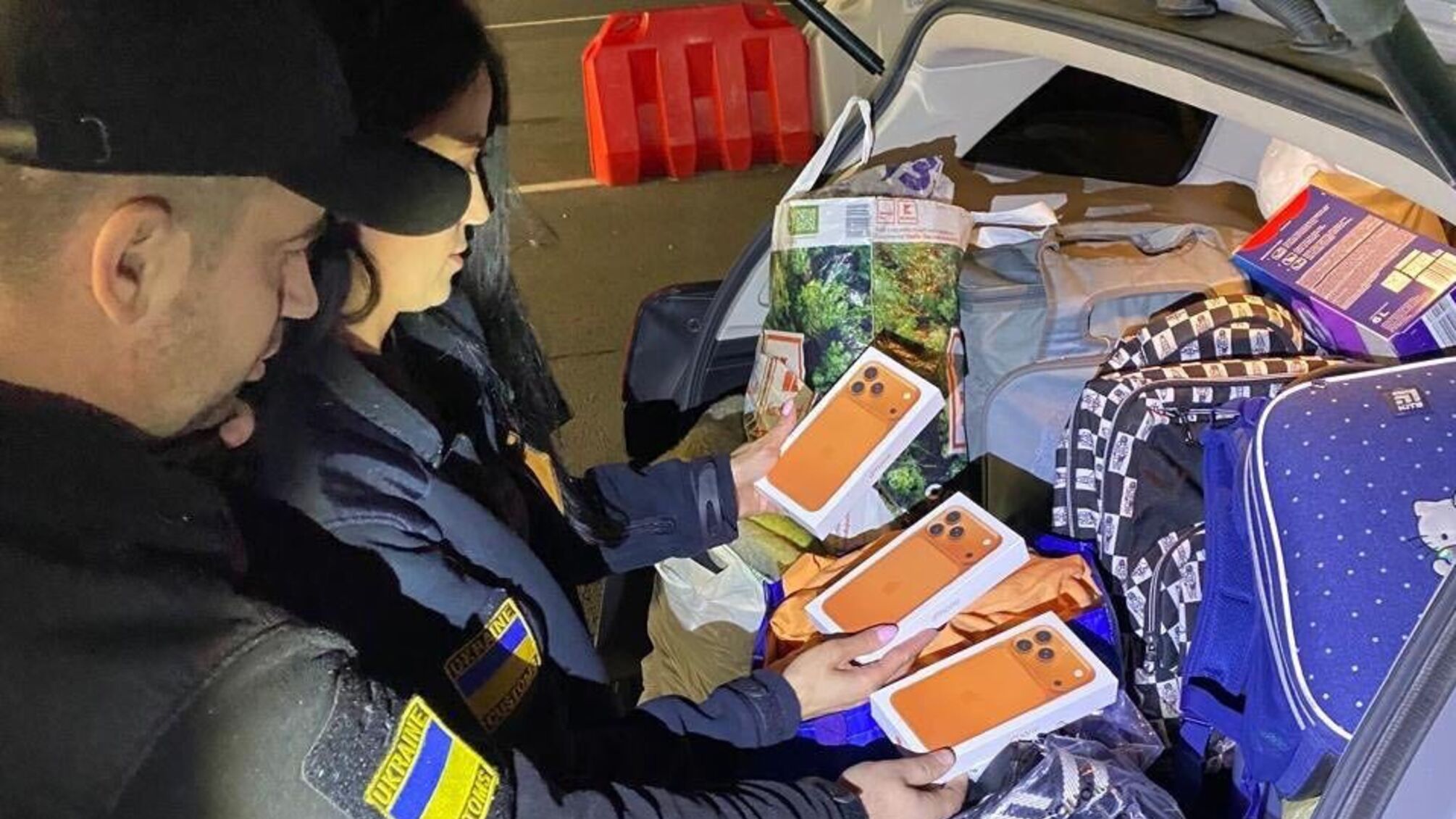 Гонка за новинкой: гражданин Украины хотел провезти 20 iPhone 17 через 'зеленый коридор'