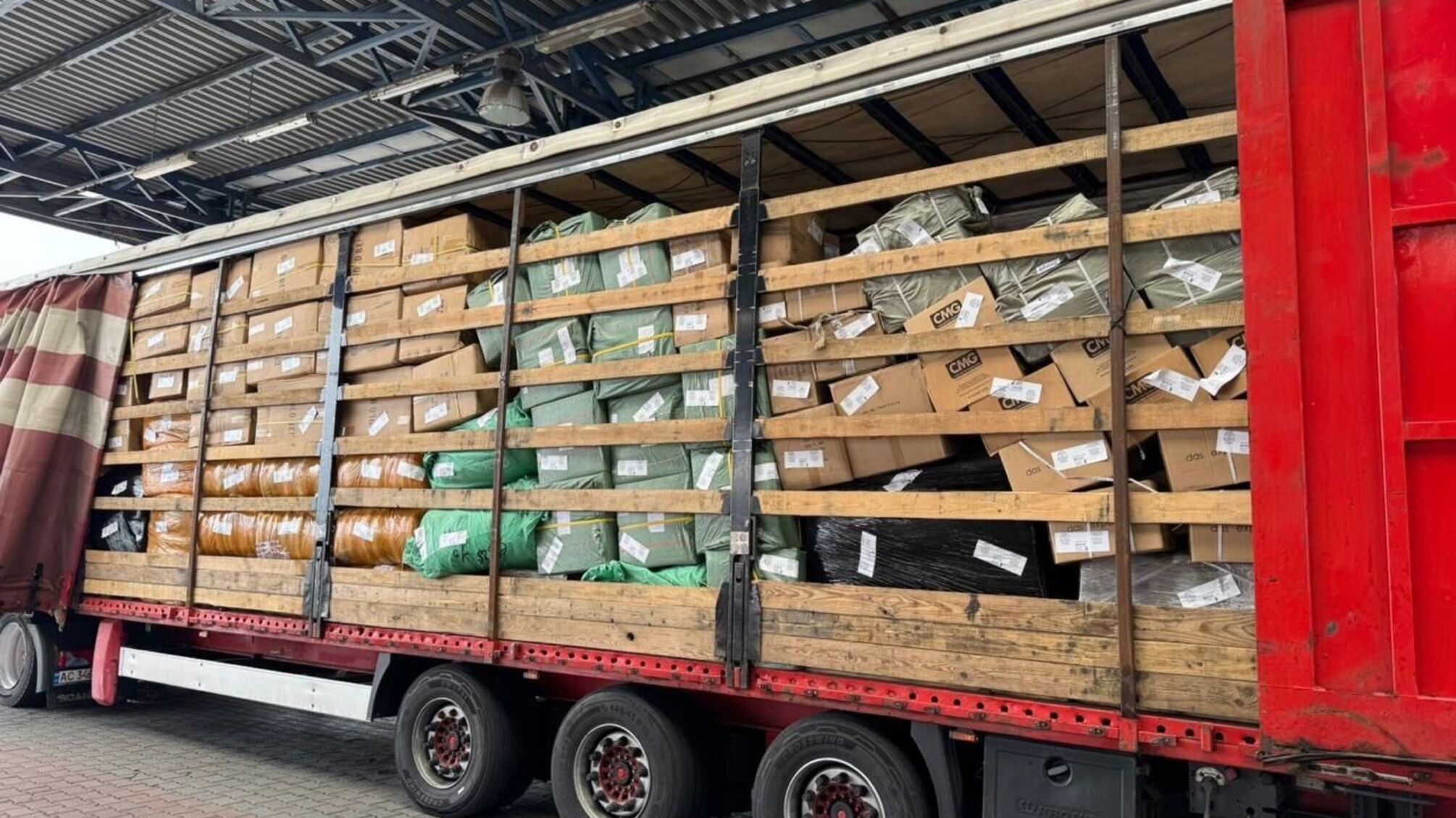 Замість гуманітарної допомоги – шуби та медобладнання: на Львівщині затримали вантажівку на 6 млн грн