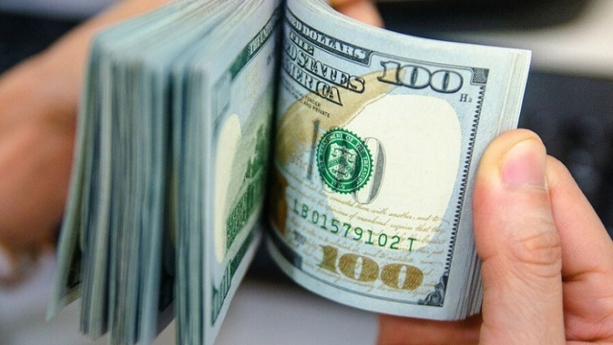 Митні норми 2025: який ліміт готівки дозволено перевозити через кордон