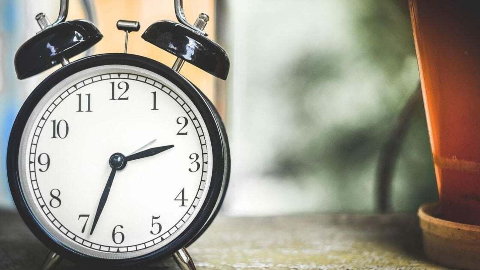 Чи змінюватимуть стрілки годинників українці у 2025 році: важливі деталі