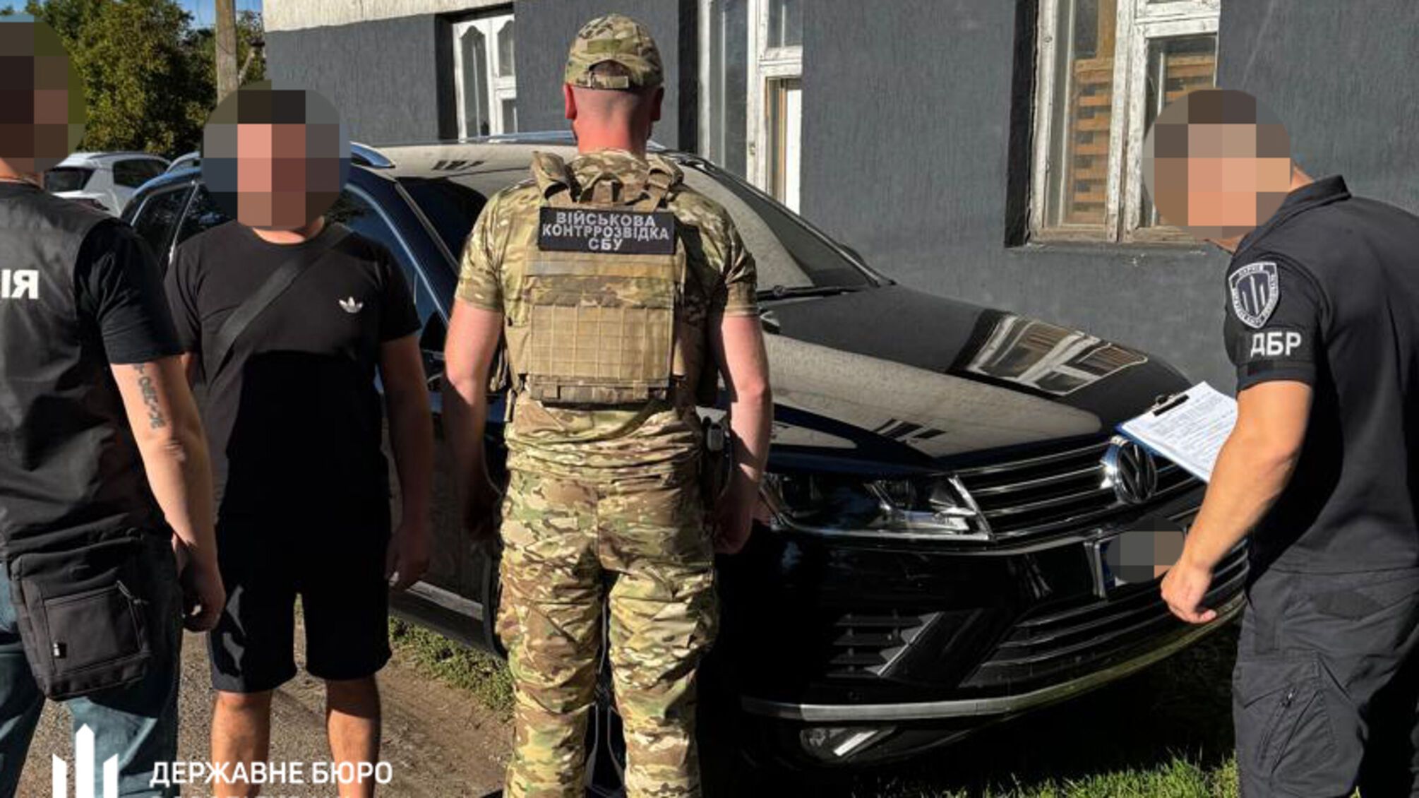 ДБР сообщило о подозрении двум фигурантам в незаконном вывозе призывника за границу