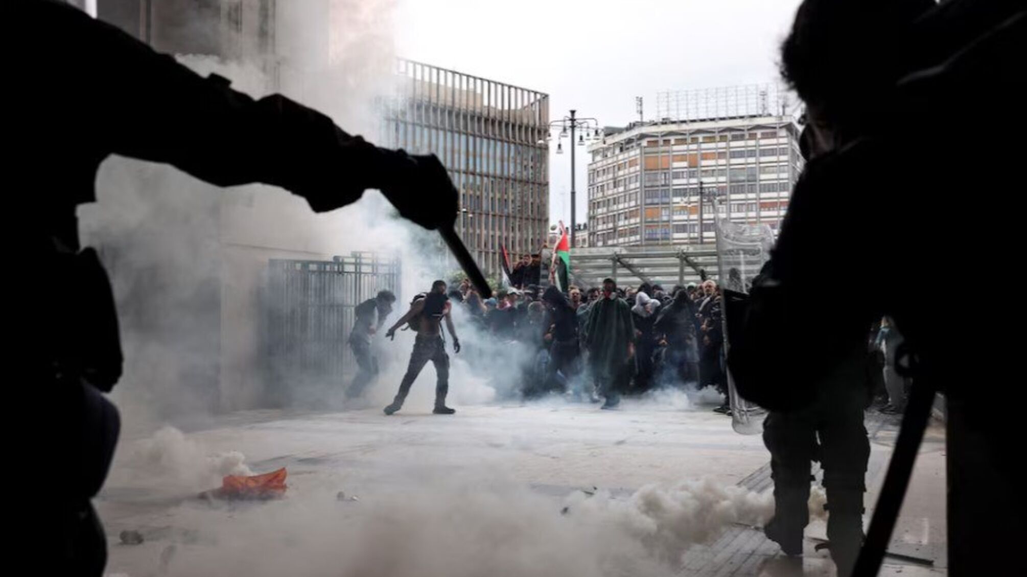 Протестующие перекрывали дороги и нарушали движение поездов в нескольких городах Италии