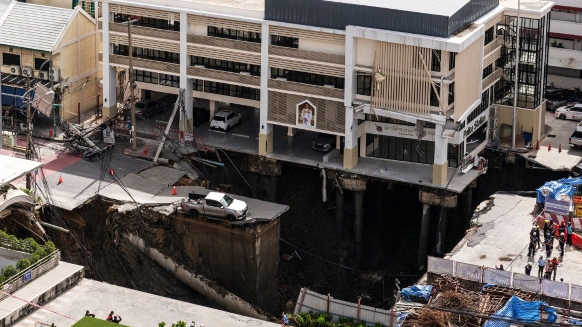 В центре Бангкока провалился кусок дороги: образовалась 50-метровая яма
