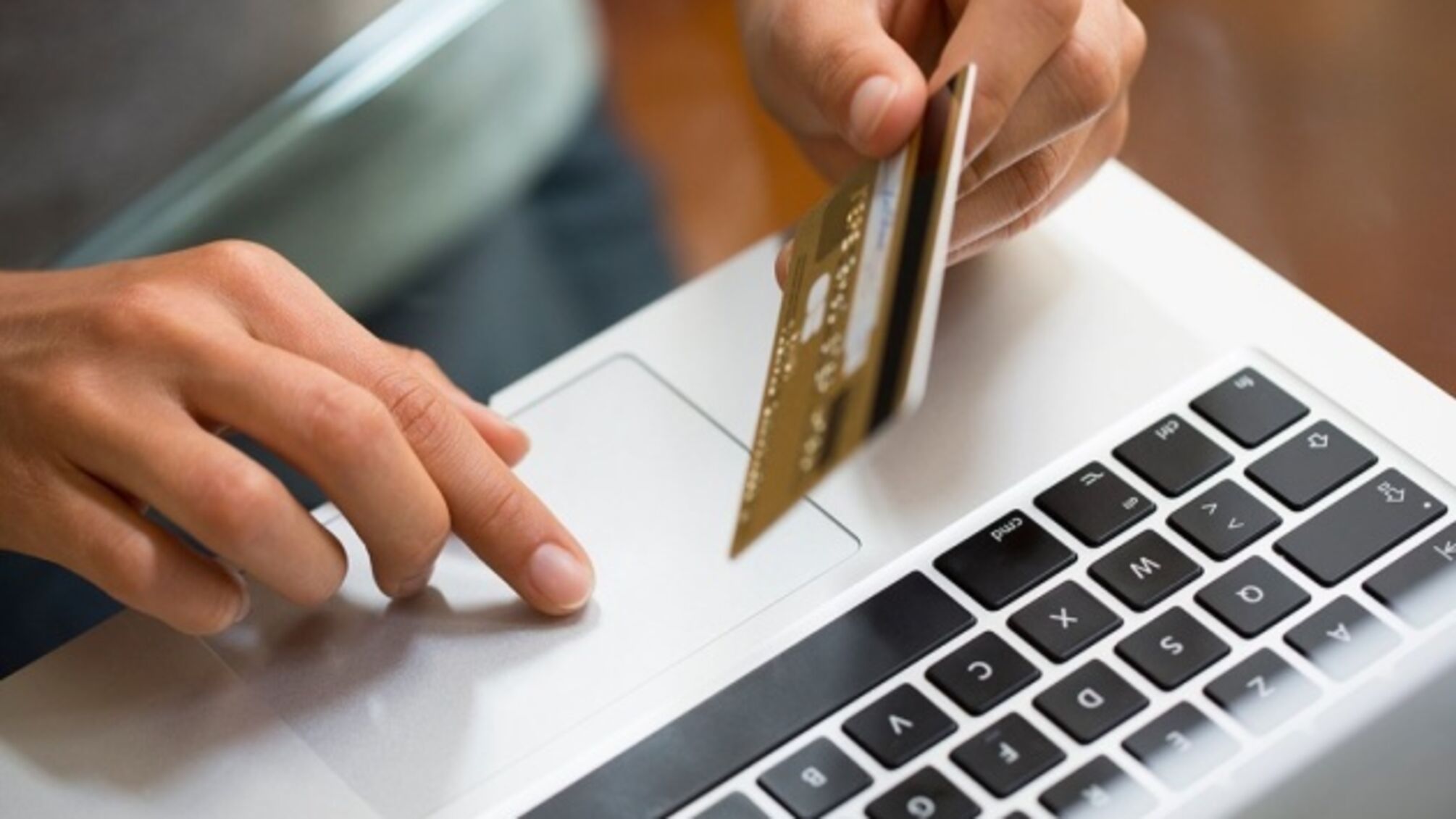 Чи відповідає банк за переказ коштів, якщо клієнтка сама розкрила дані шахраям: рішення апеляційного суду