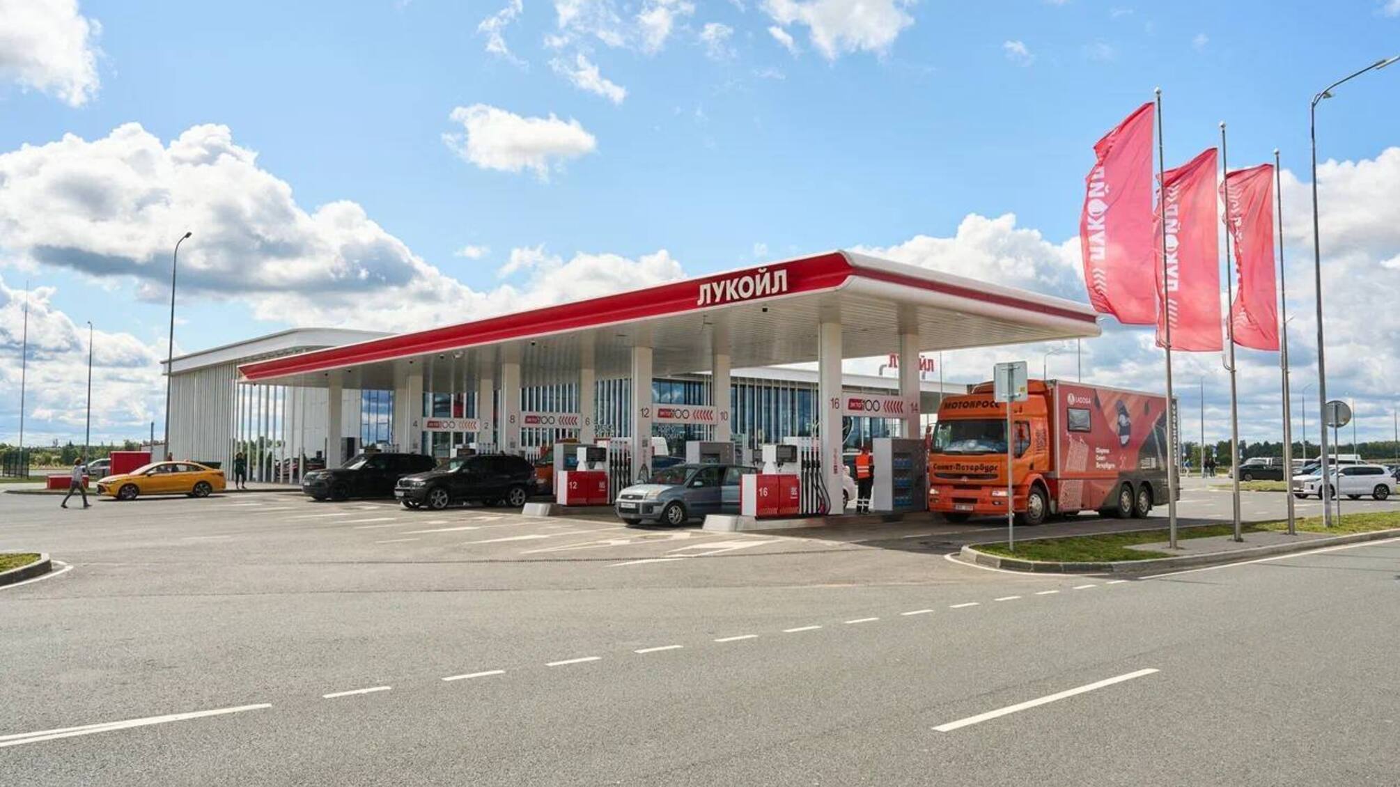 Топливный кризис добрался до Москвы: на АЗС ограничивают продажу бензина