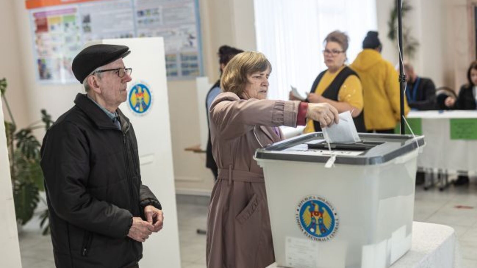 Десятки сомнительных 'наблюдателей' пытаются повлиять на выборы в Молдове, – СВР