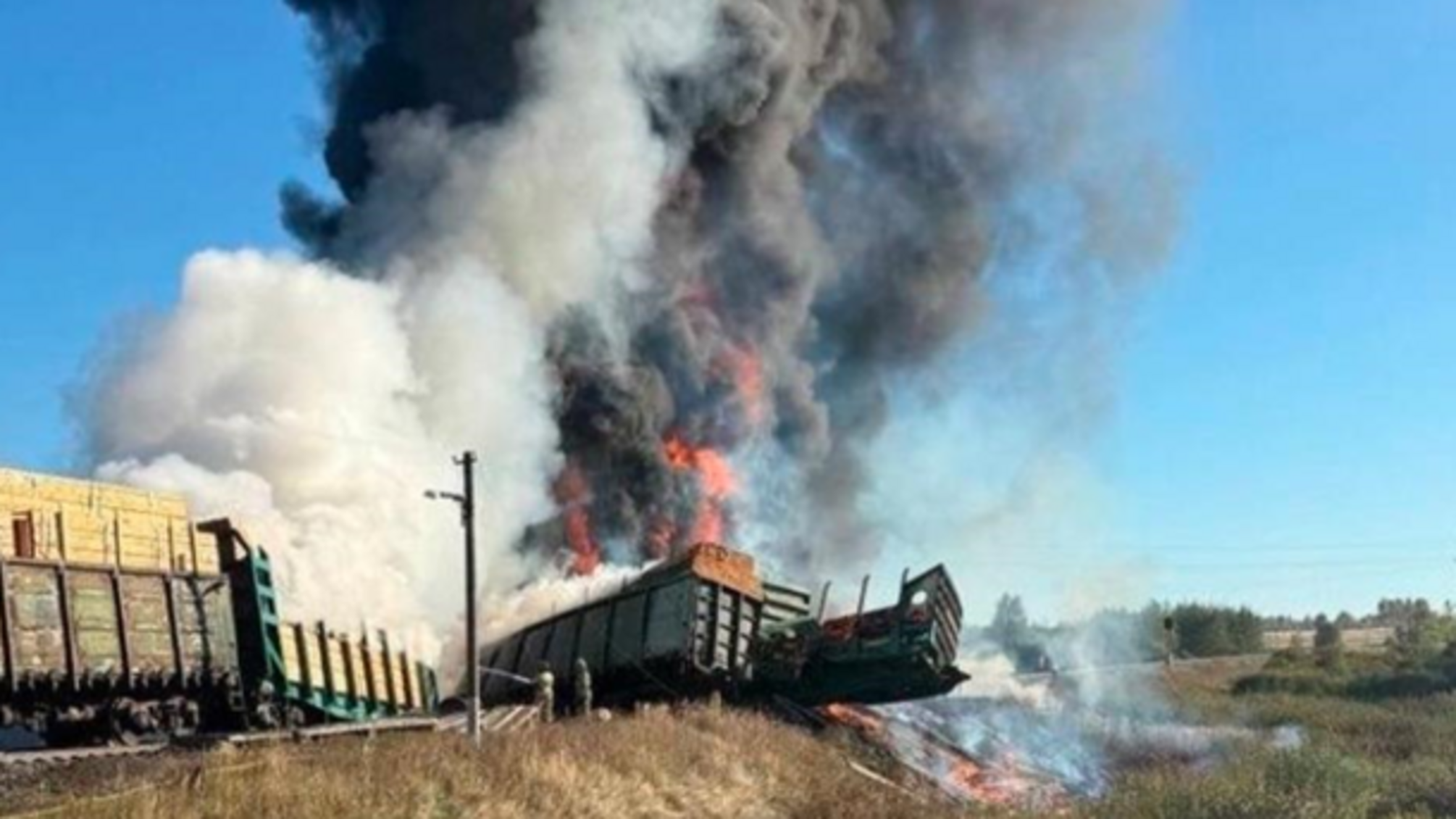 Под Смоленском горят вагоны после столкновения грузовика с поездом