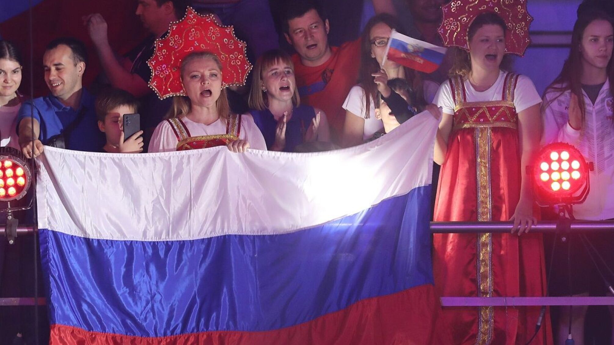 МПК позволил россиянам и белорусам соревноваться под национальными флагами