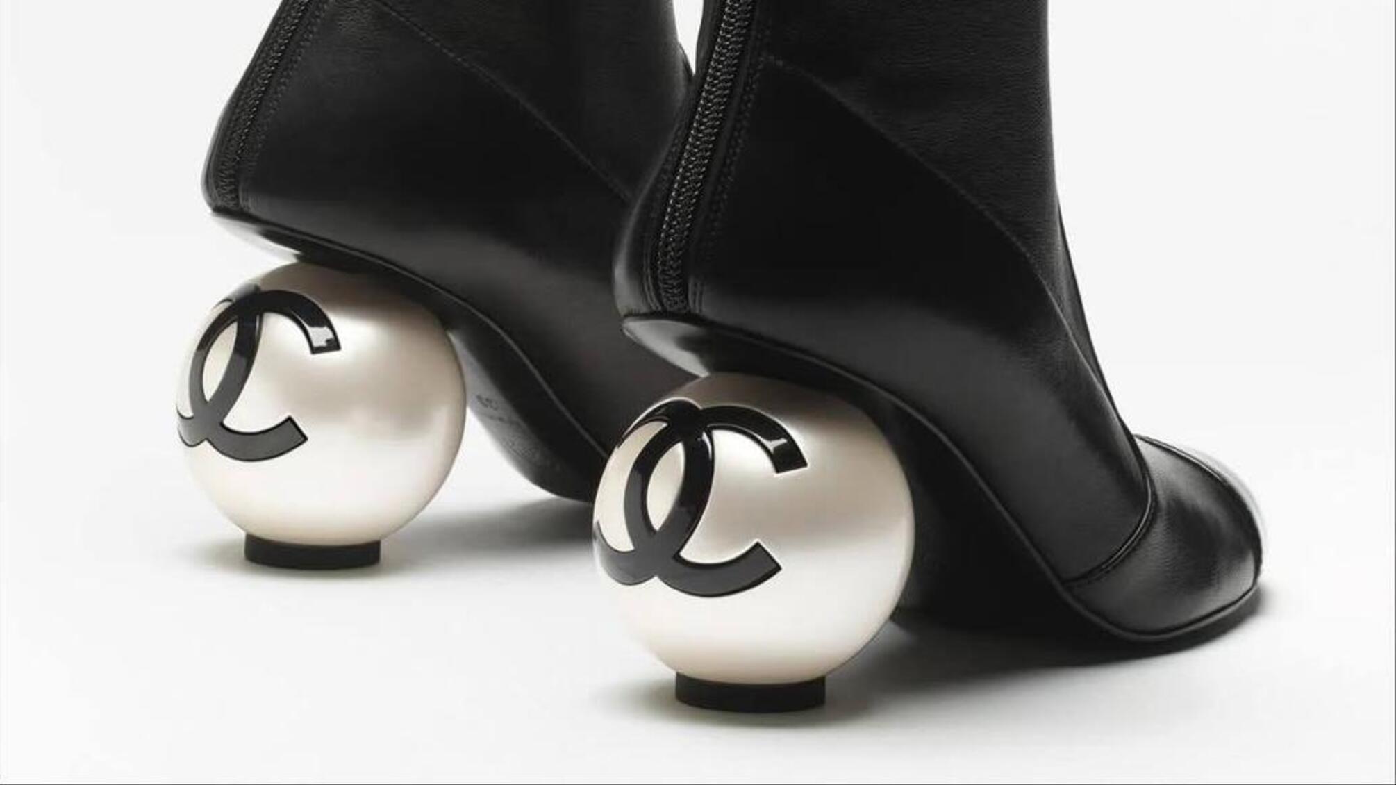Chanel представил сапоги с каблуком-жемчужиной в коллекции осень-зима
