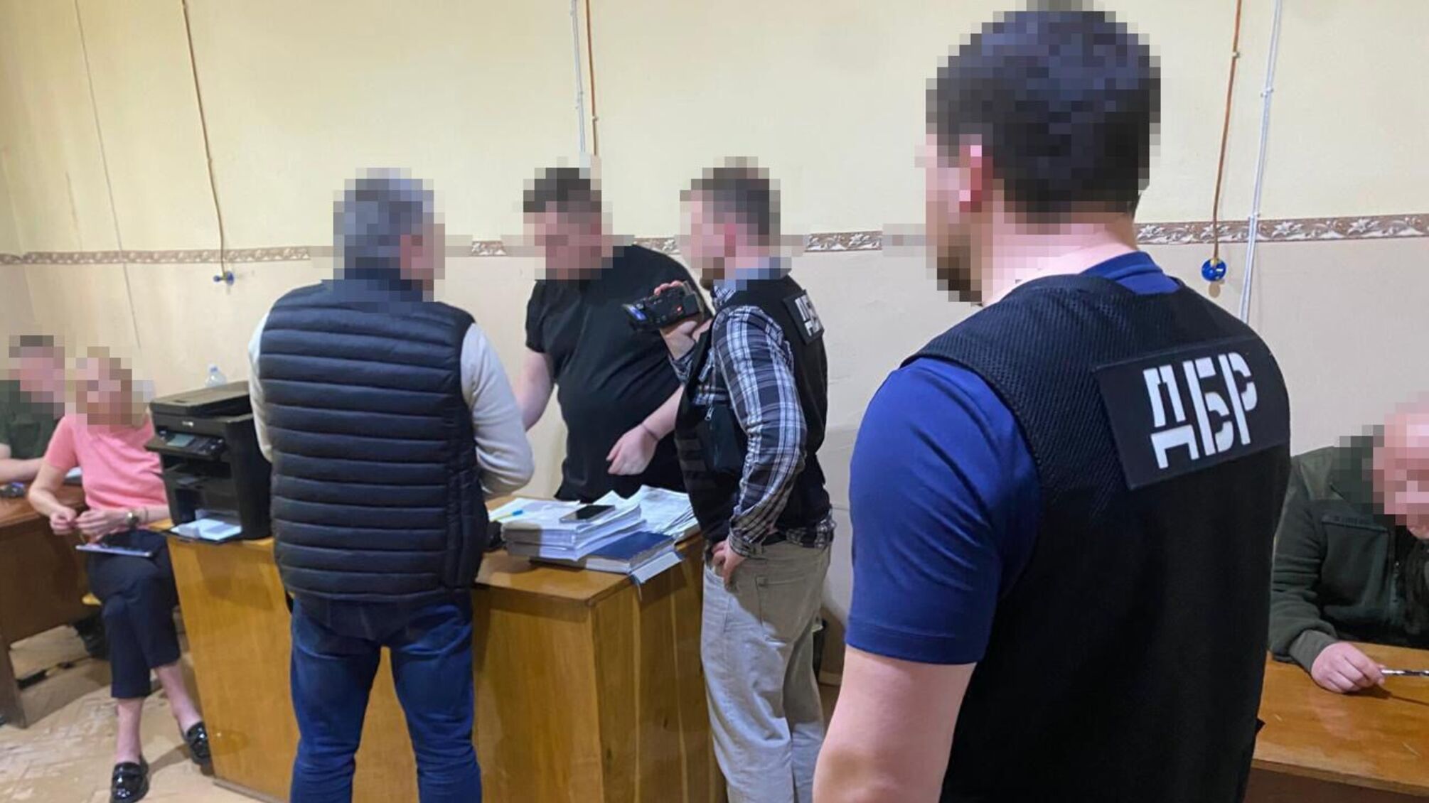 Взятки за непригодность к службе: ДБР разоблачило главу военно-врачебной комиссии и сообщника