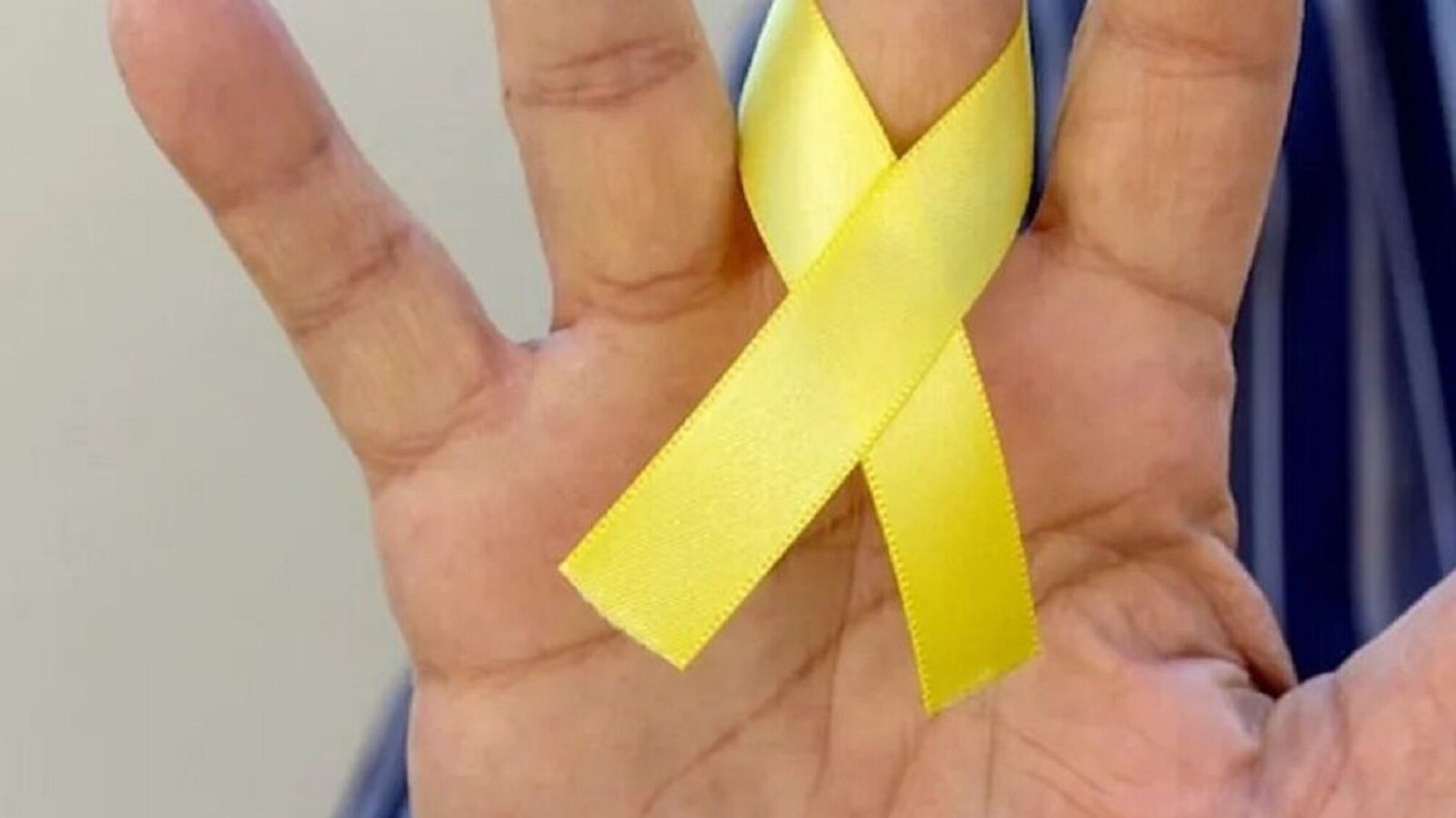 На окупованих територіях дітей змушують прибирати сміття голими руками