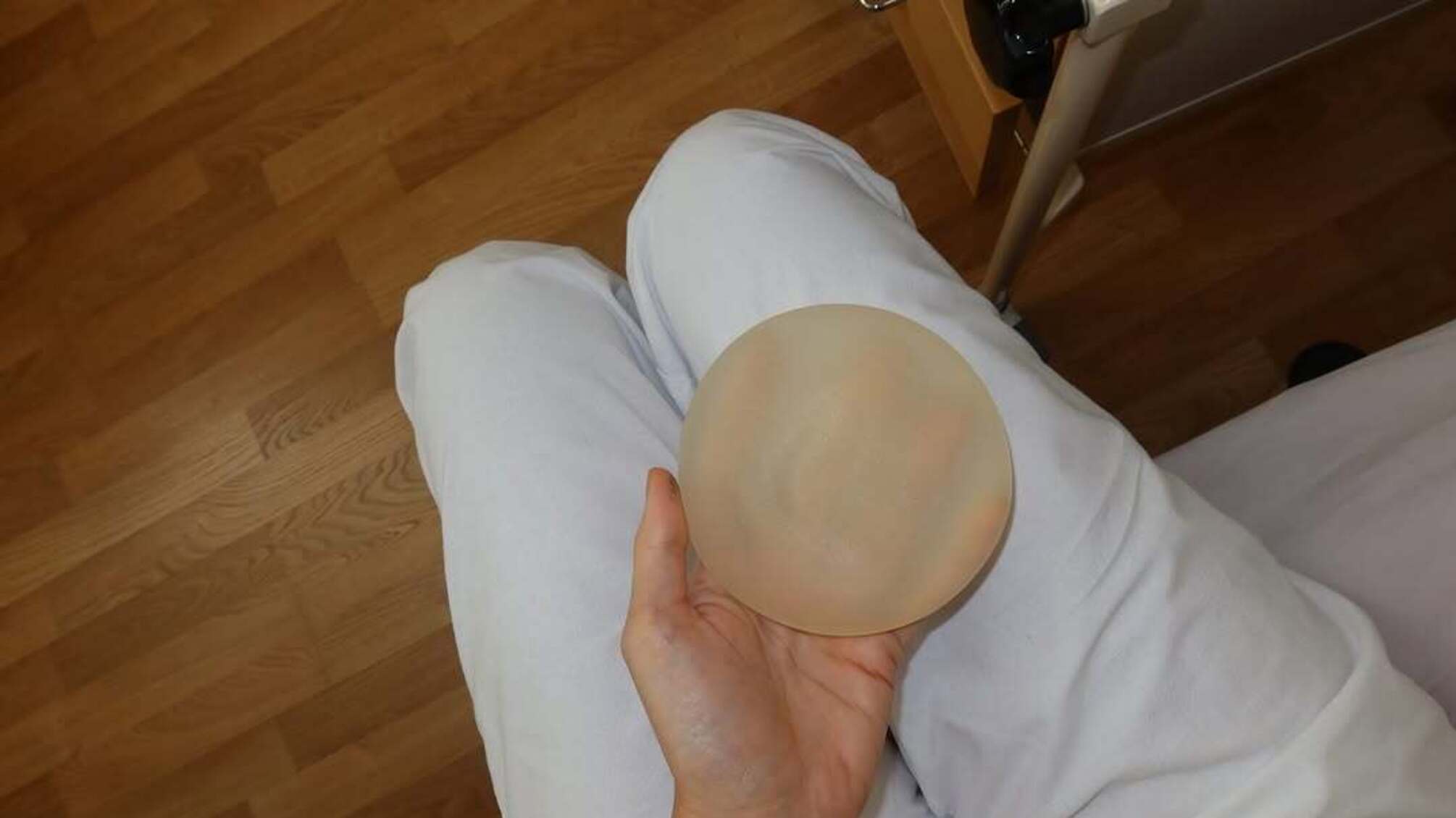 Блогерка видалила імпланти після болючого досвіду