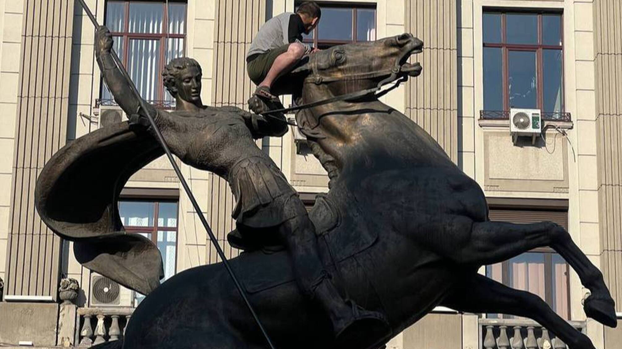 У Львові чоловік виліз на пам’ятник на честь загиблих правоохоронців під час хвилини мовчання