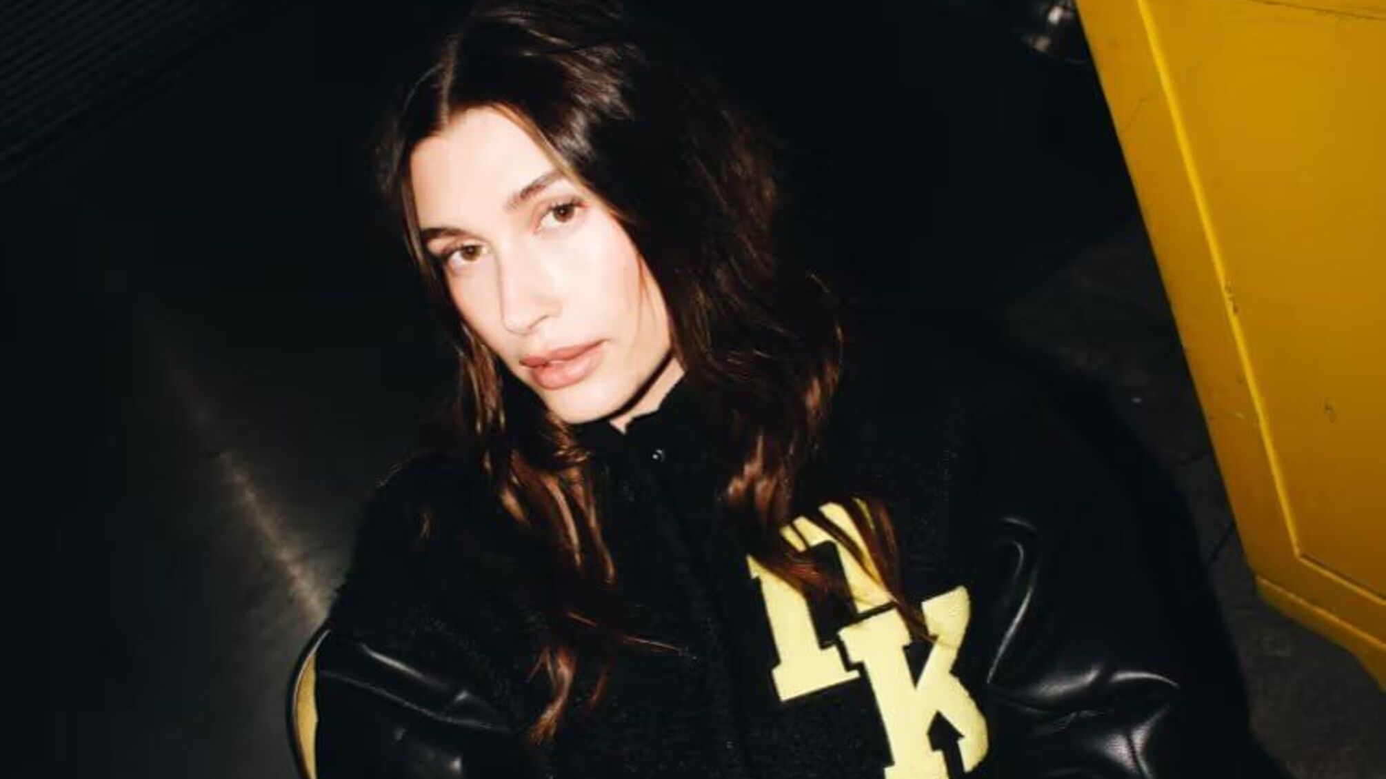 Хейли Бибер представила осенне-зимнюю кампанию DKNY